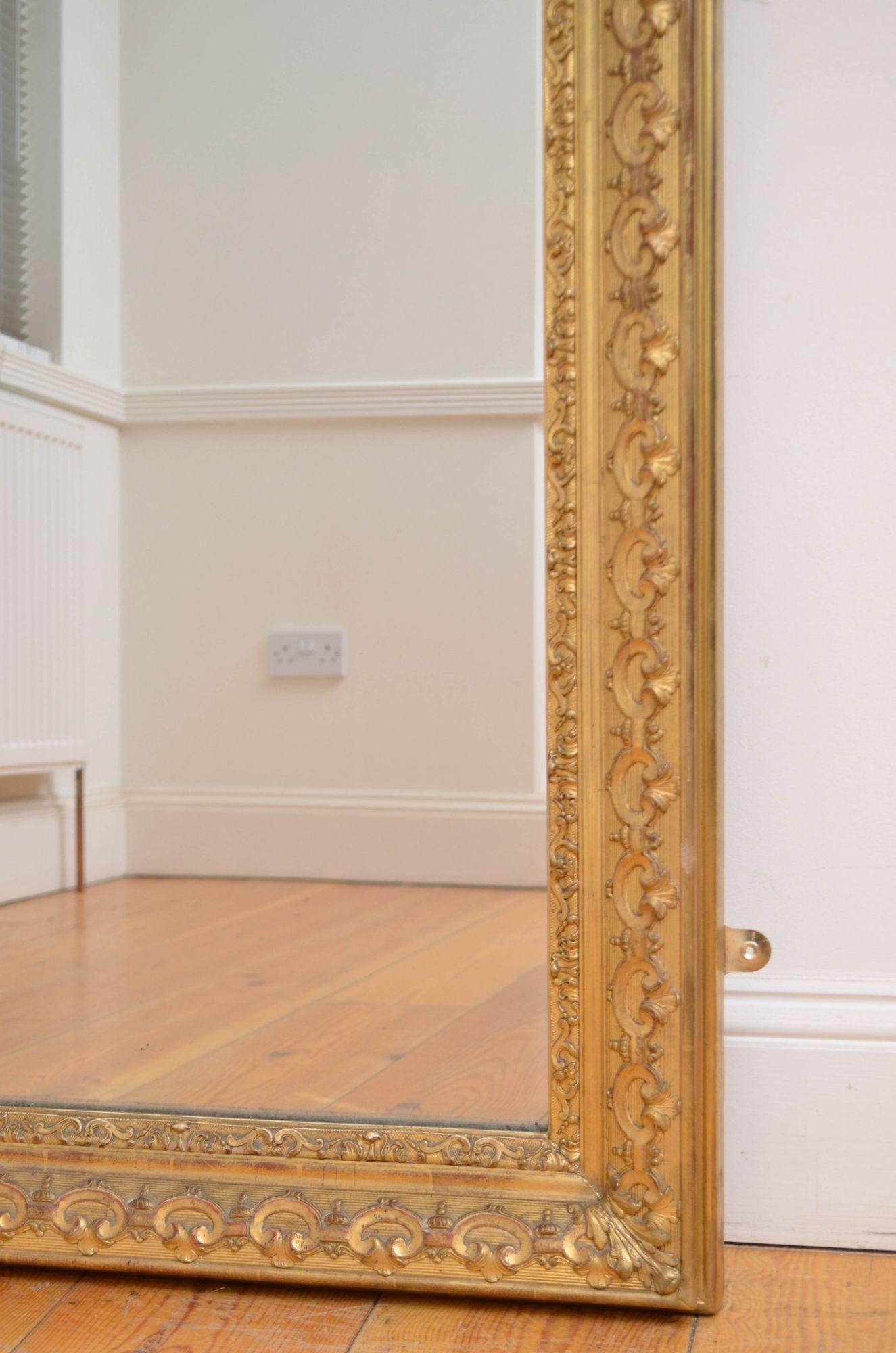 Miroir mural français ancien en bois doré 169 cm en vente 5