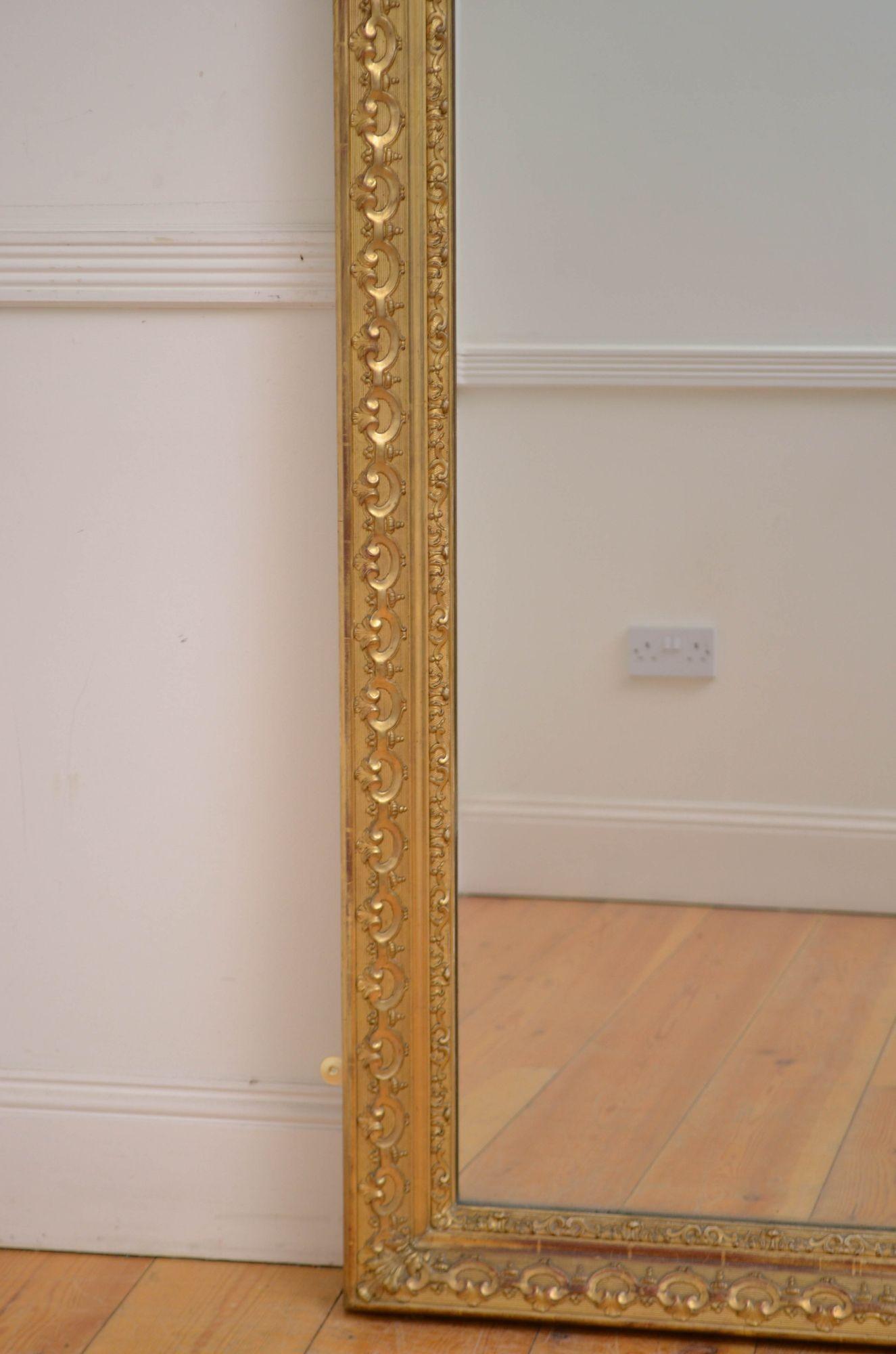 Français Miroir mural français ancien en bois doré 169 cm en vente