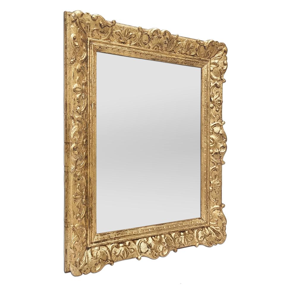 Specchio da parete in legno dorato in stile Luigi XIV, circa 1940. Cornice in legno intagliato e dorato, decorata con conchiglie stilizzate, doratura a foglia. Larghezza della cornice: 6,5 cm. Specchio moderno in vetro. Retro in Wood.