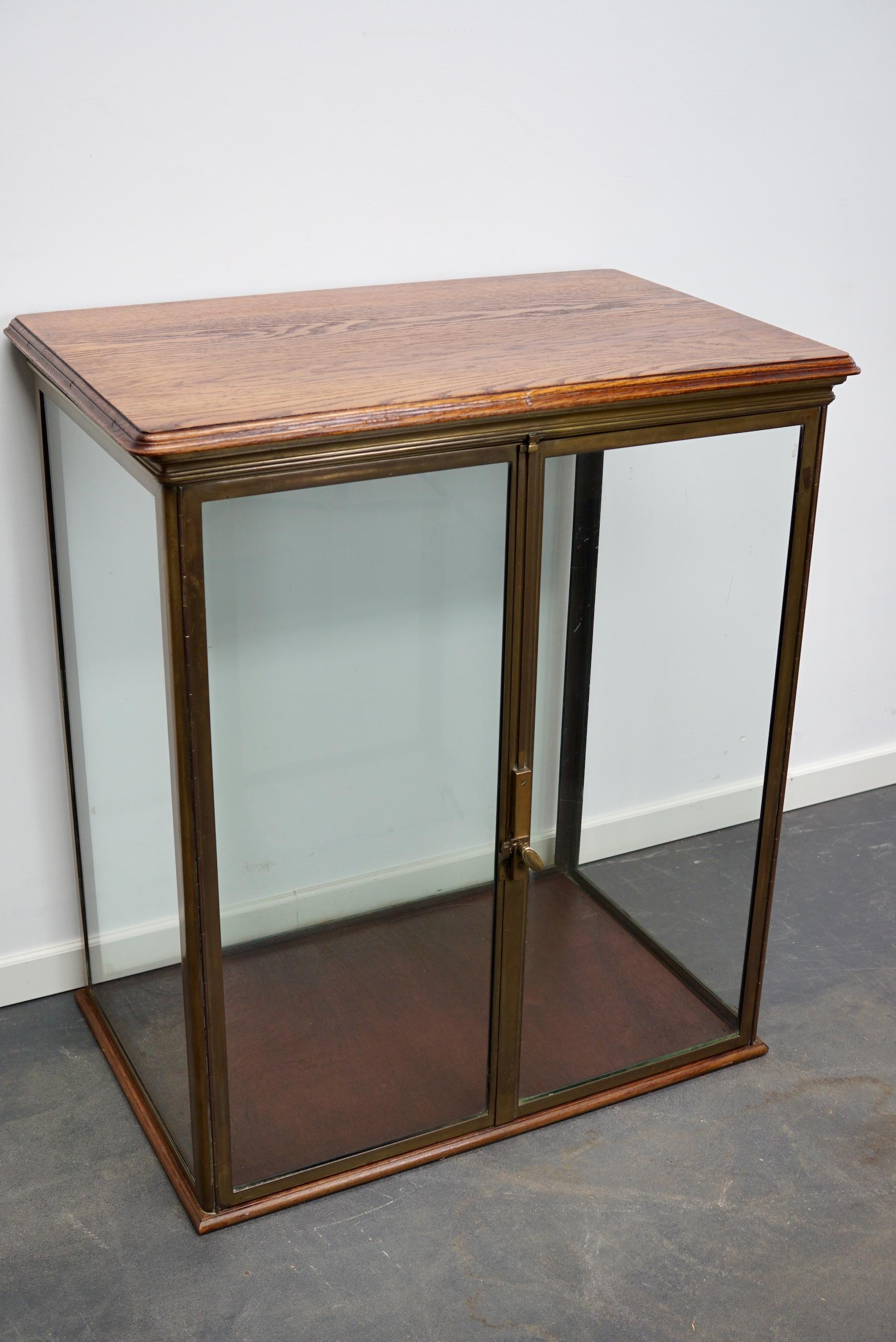 Vitrine/meuble de rangement français ancien en verre et laiton, vers 1920 Bon état - En vente à Nijmegen, NL