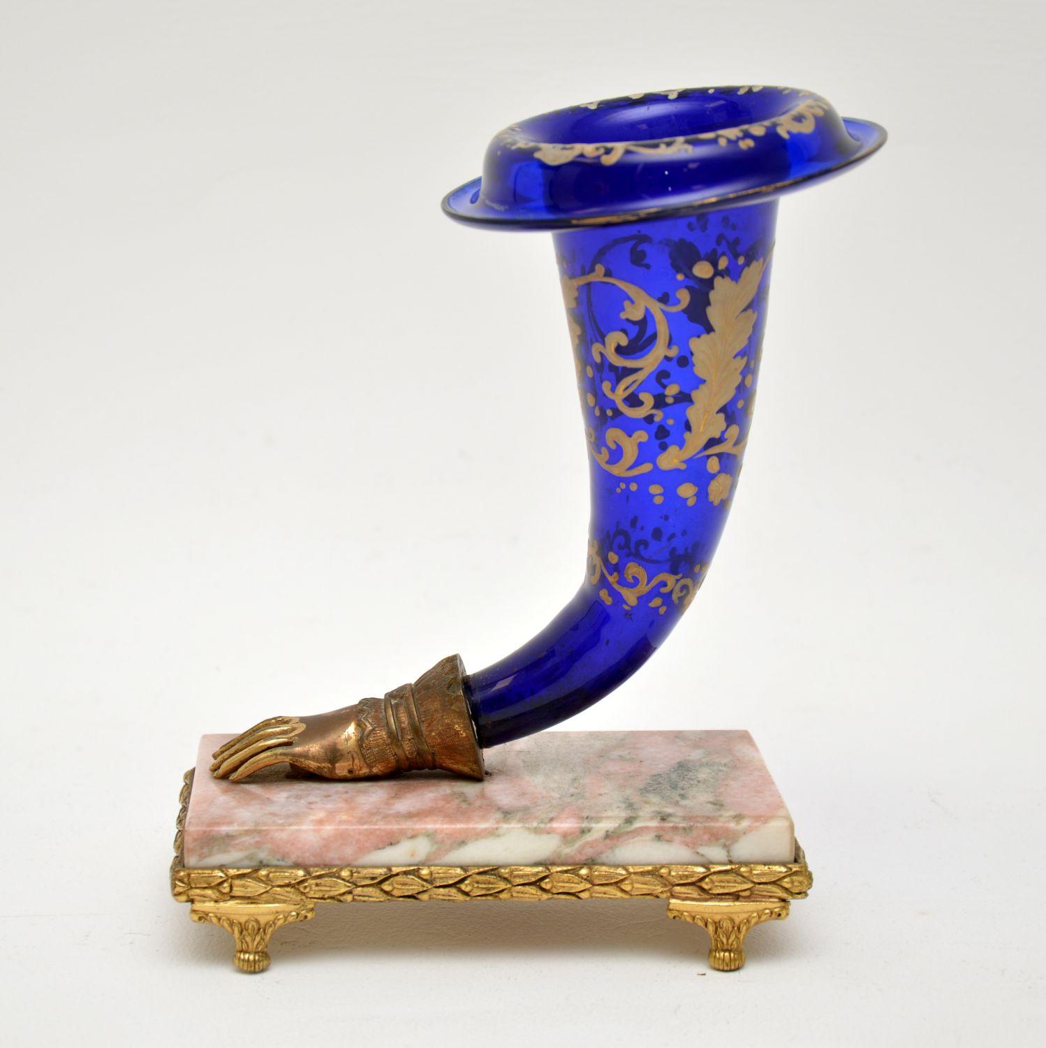 Eine fantastische und seltene antike Vase aus Glas im Empire-Stil, montiert auf einem Sockel aus Marmor und vergoldeter Bronze. Sie wurde in Frankreich hergestellt, wir glauben, dass sie aus der Zeit zwischen 1840 und 1860 stammt.

Die Qualität ist