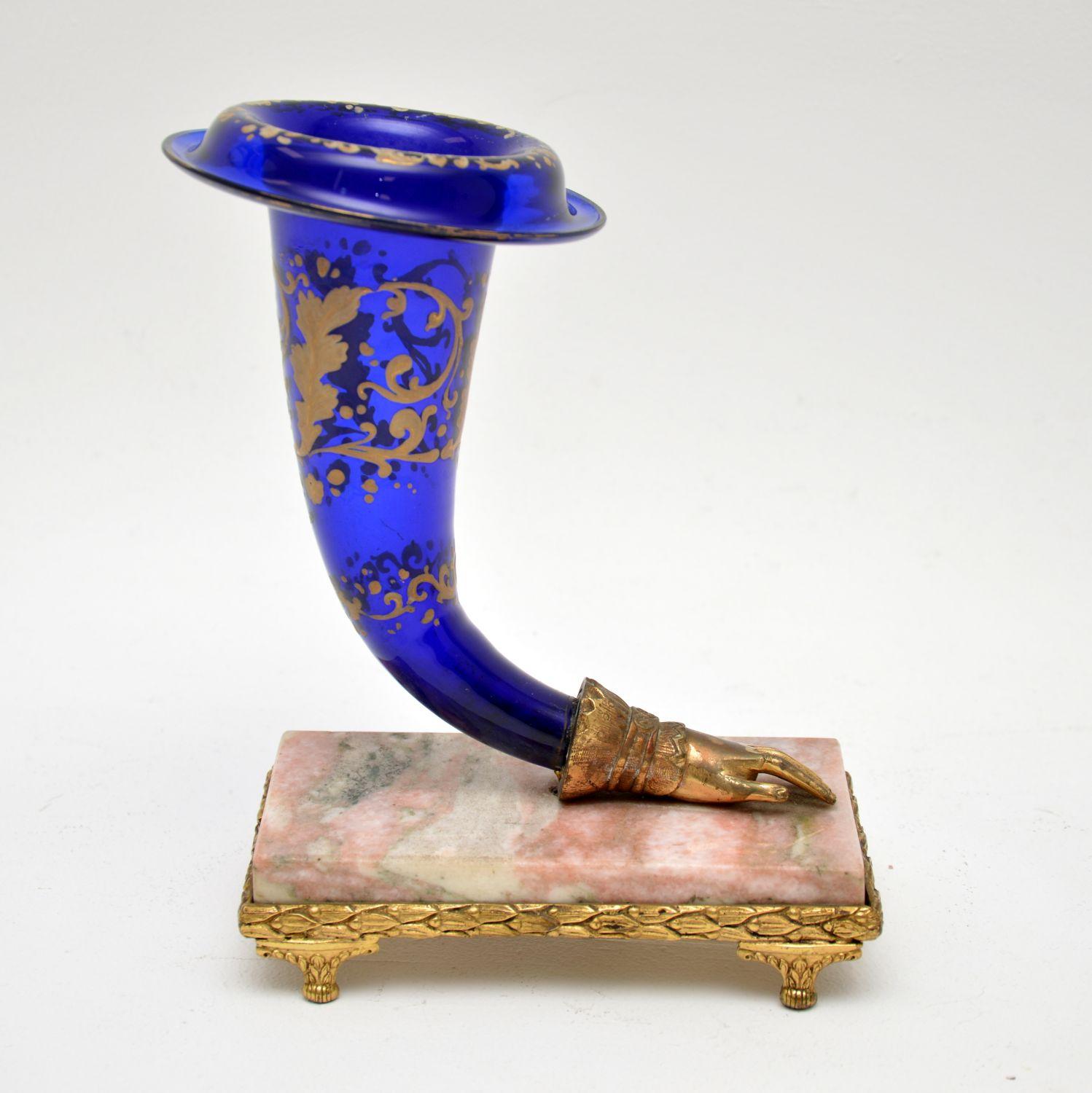 Antike französische Glas- und Marmor-Kornukopie-Vase (Empire) im Angebot