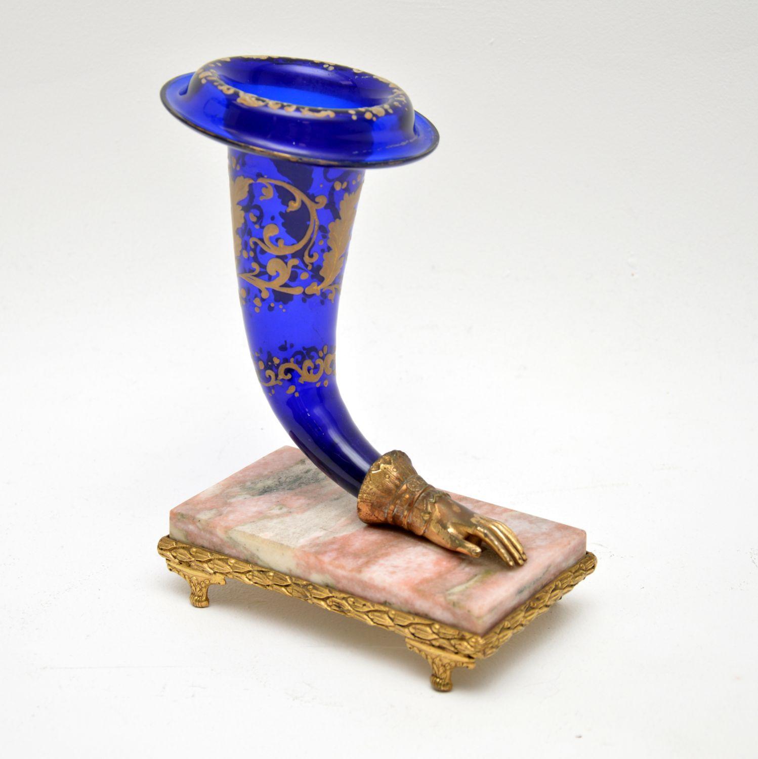 Antike französische Glas- und Marmor-Kornukopie-Vase (Französisch) im Angebot