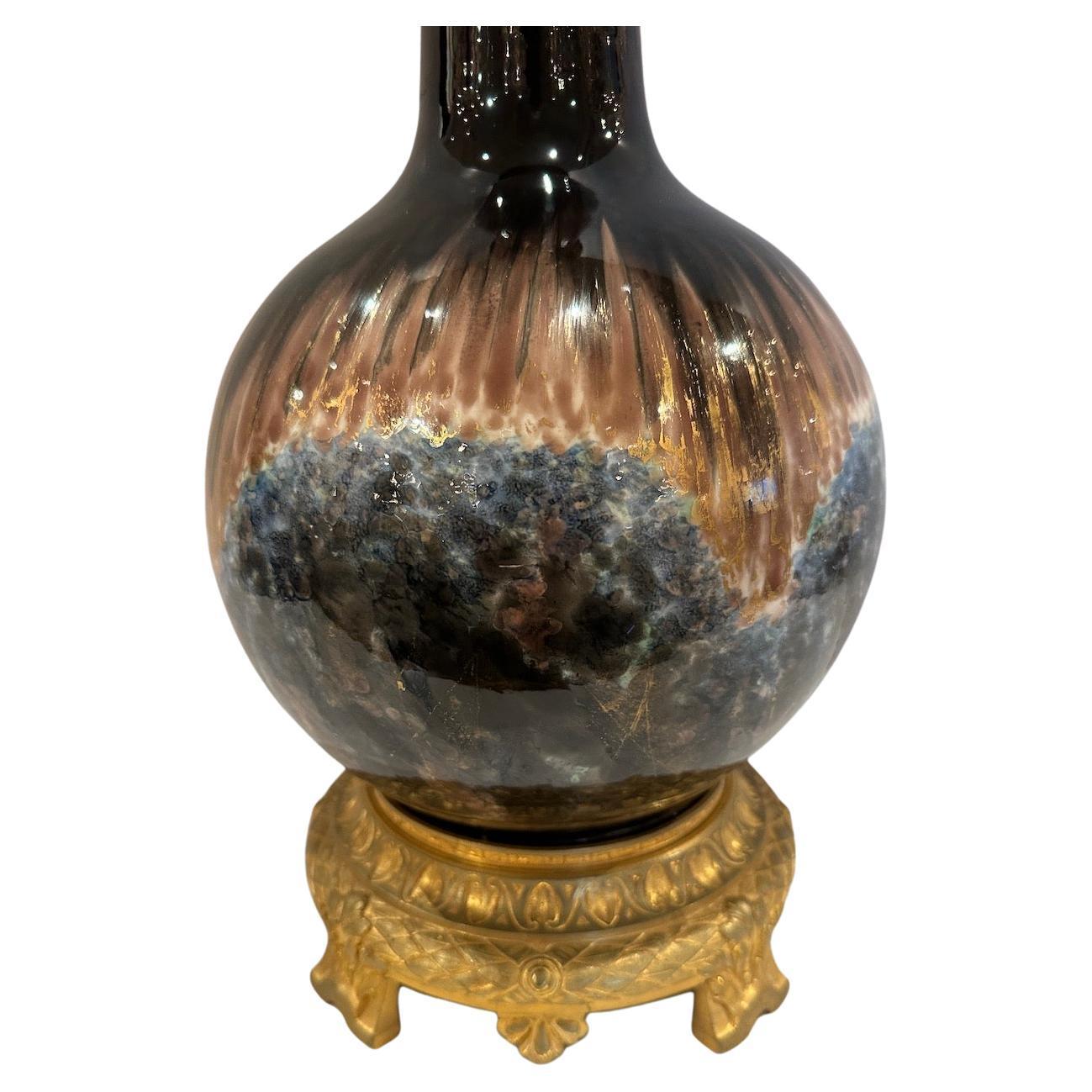 Français Lampe de table française ancienne en porcelaine émaillée en vente