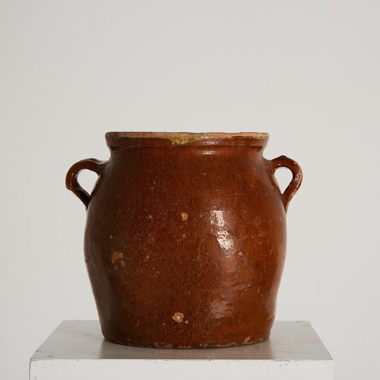 Pot de conservation français ancien. 

Belle glaçure extérieure ocre, avec un engobe miel doré. 

Joliment proportionné, avec de jolies poignées de transport. 

France 1900

H 25cm x D 27cm