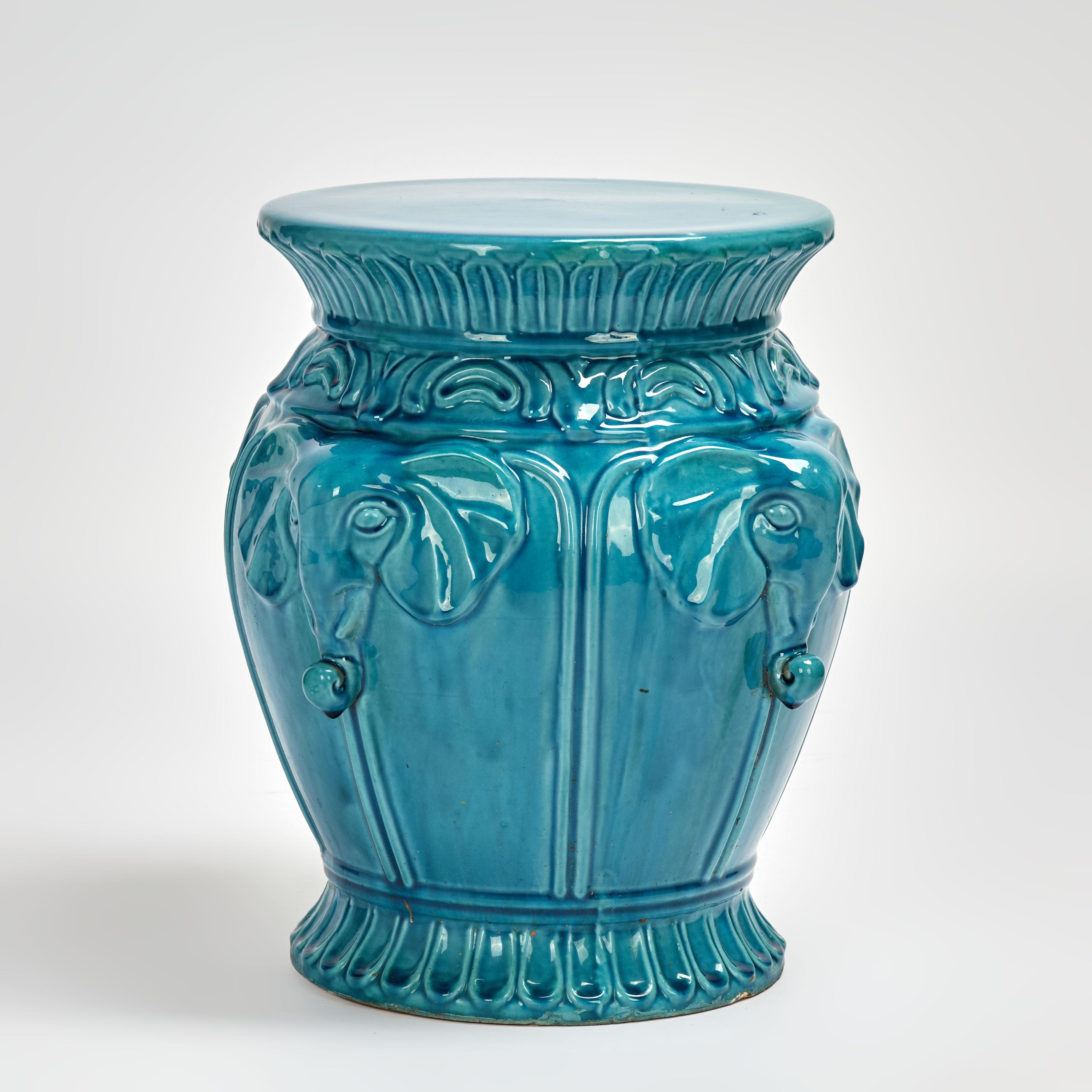 Un'antica seduta da giardino francese realizzata in terracotta con un motivo a testa di elefante decorato in un affascinante blu e smaltato.