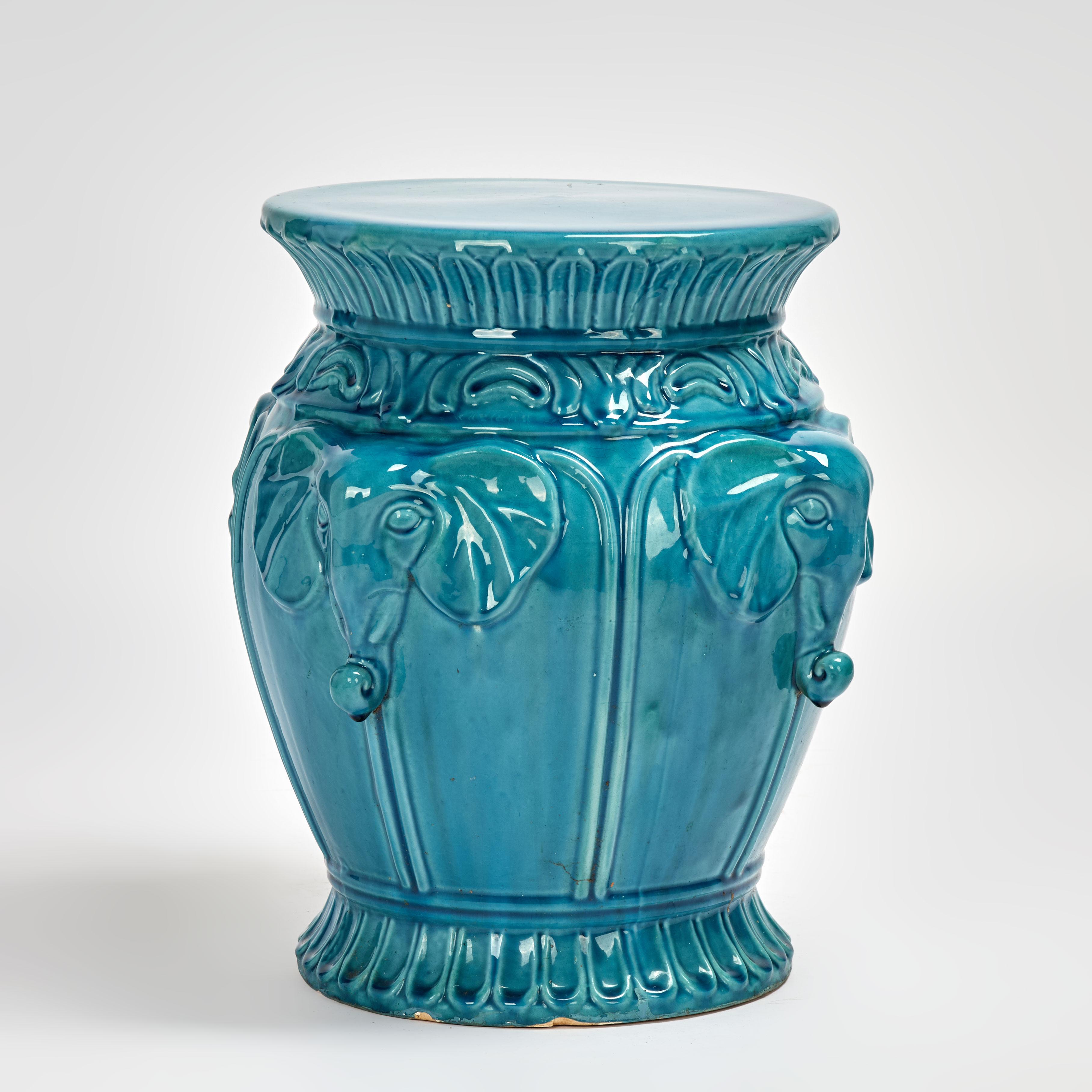 Vittoriano Antique French, supporto o sedile in terracotta smaltata con teste di elefante in vendita