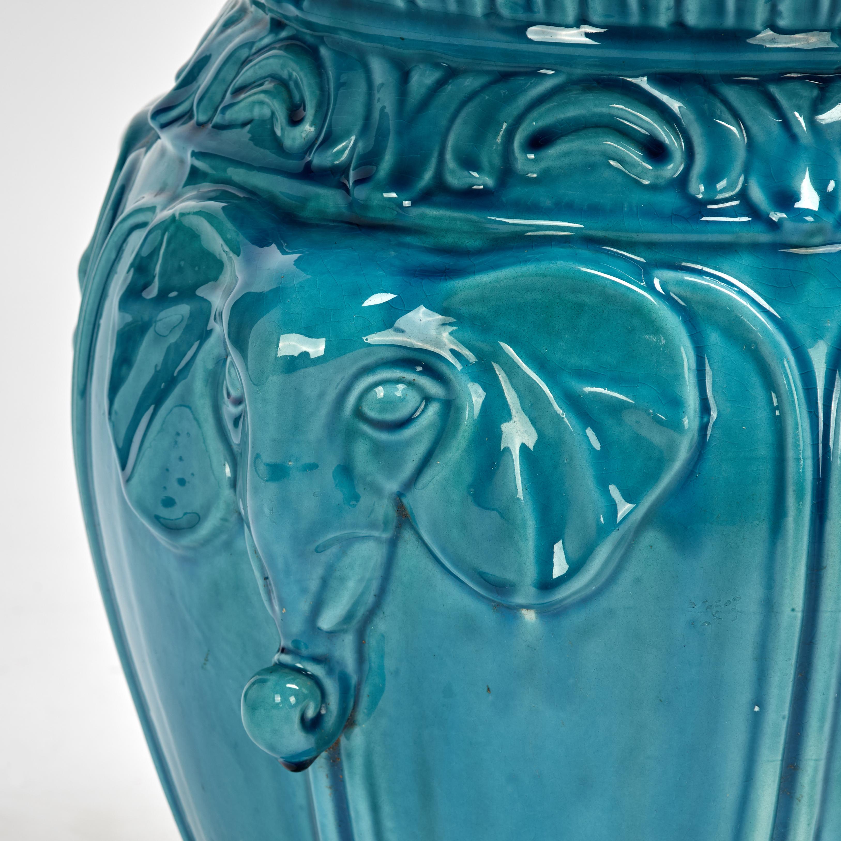 Antique French, supporto o sedile in terracotta smaltata con teste di elefante In condizioni buone in vendita a Palm Beach, FL