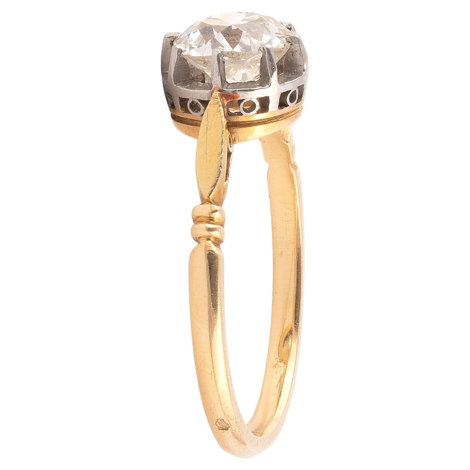 Ring adorned with an old cut diamond of approximately 1 carat. Frame in yellow gold and silver. Italian work. Size 8 1/4. Weight: 3.29 gr. 
