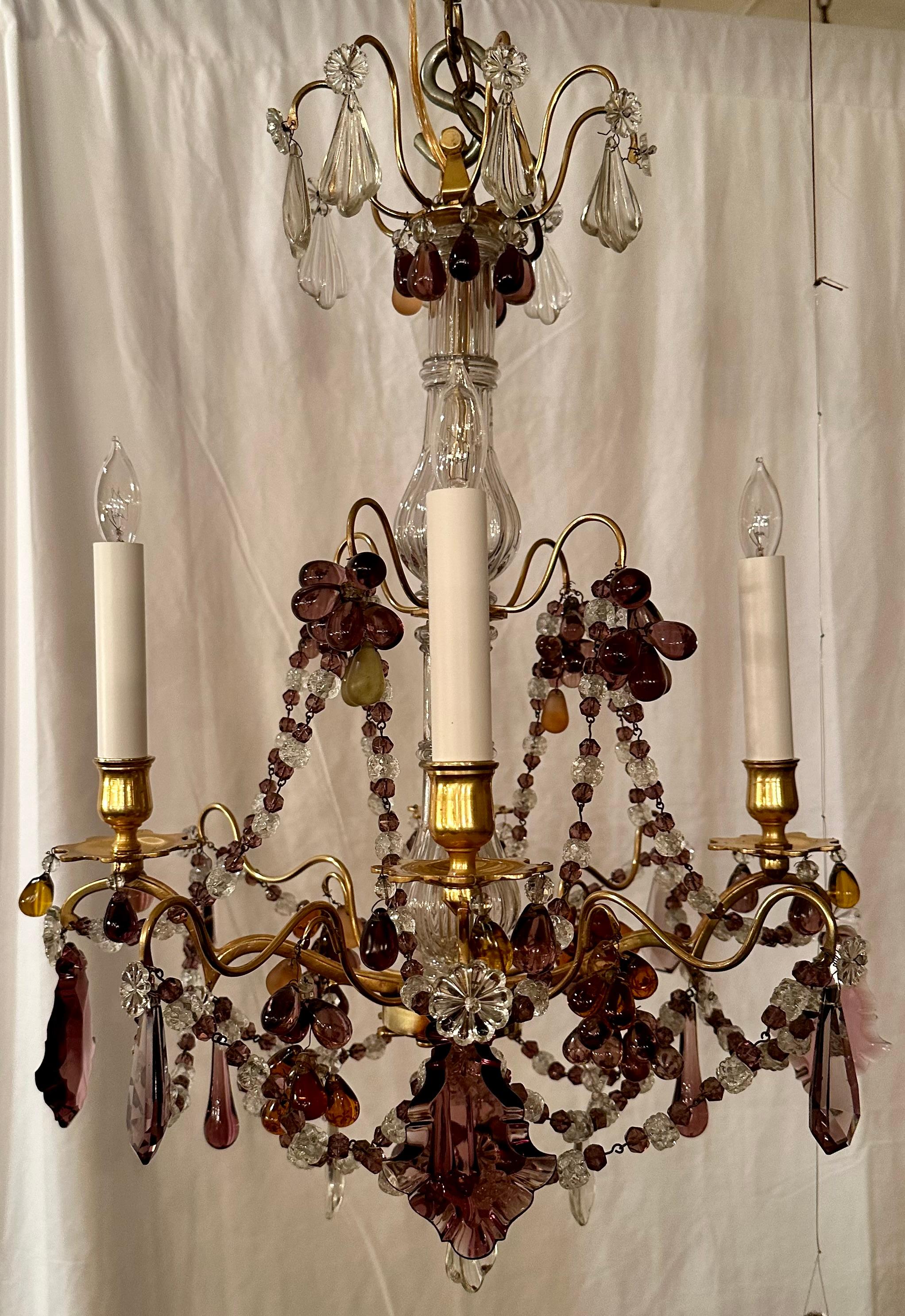 Antico lampadario francese in bronzo dorato e perline di cristallo, 1890-1910 circa.
Bellissimo drappeggio con prismi e perline trasparenti e multicolori.