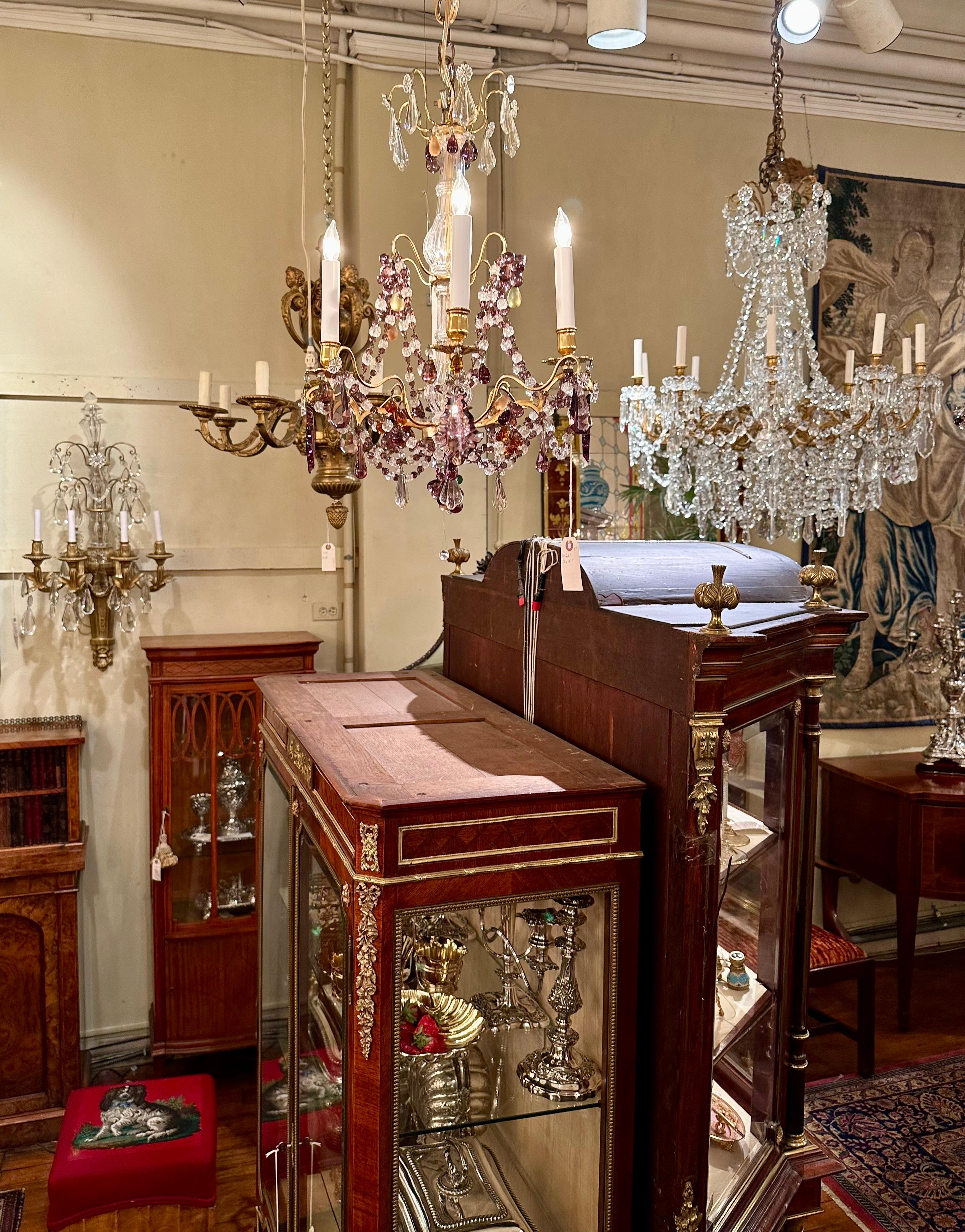 Bronzo Antico lampadario francese in bronzo dorato e perline di cristallo, 1890-1910 circa. in vendita