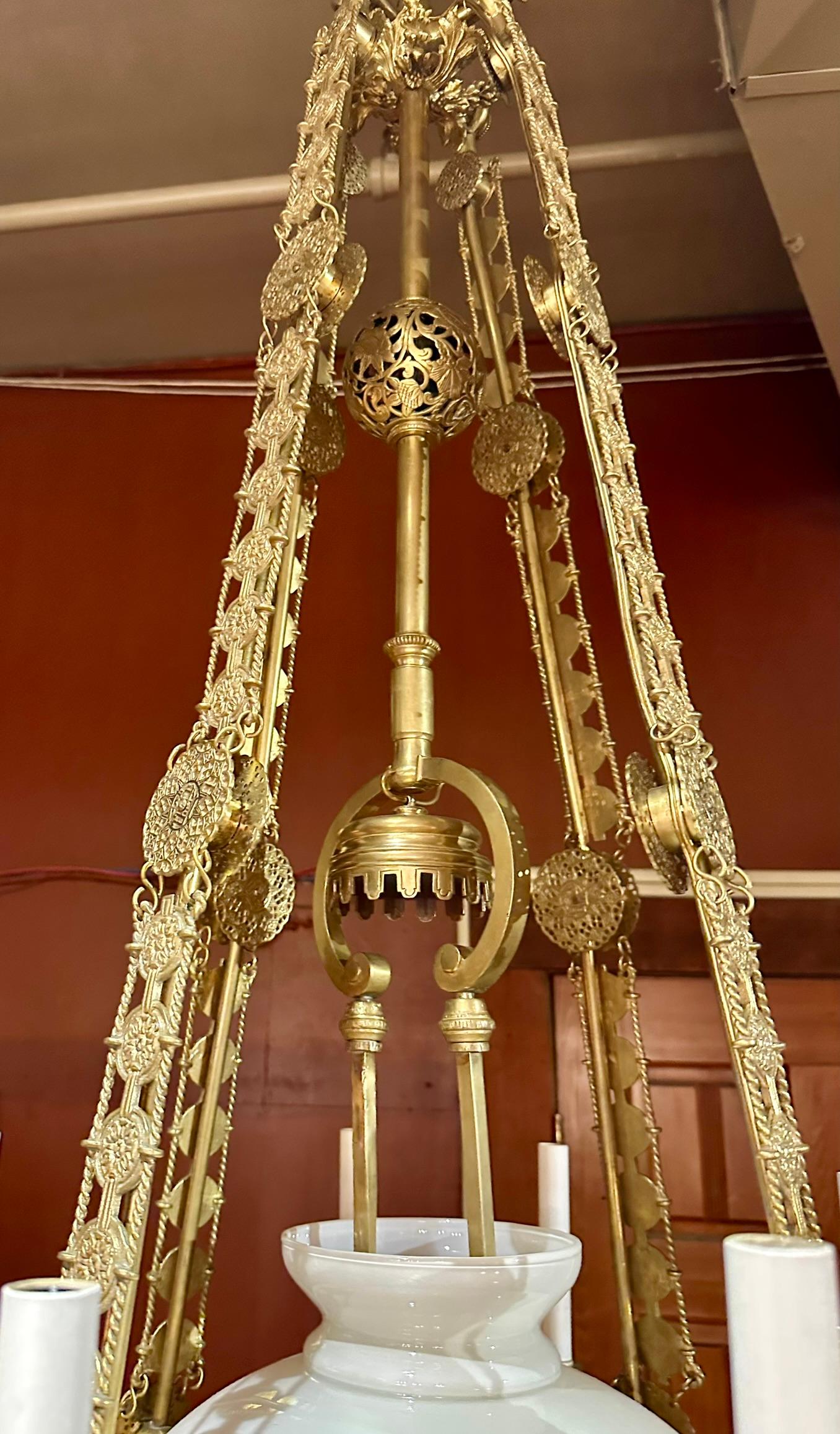 Francese Antico lampadario a sospensione francese in bronzo dorato e vetro, CIRCA 1860. in vendita