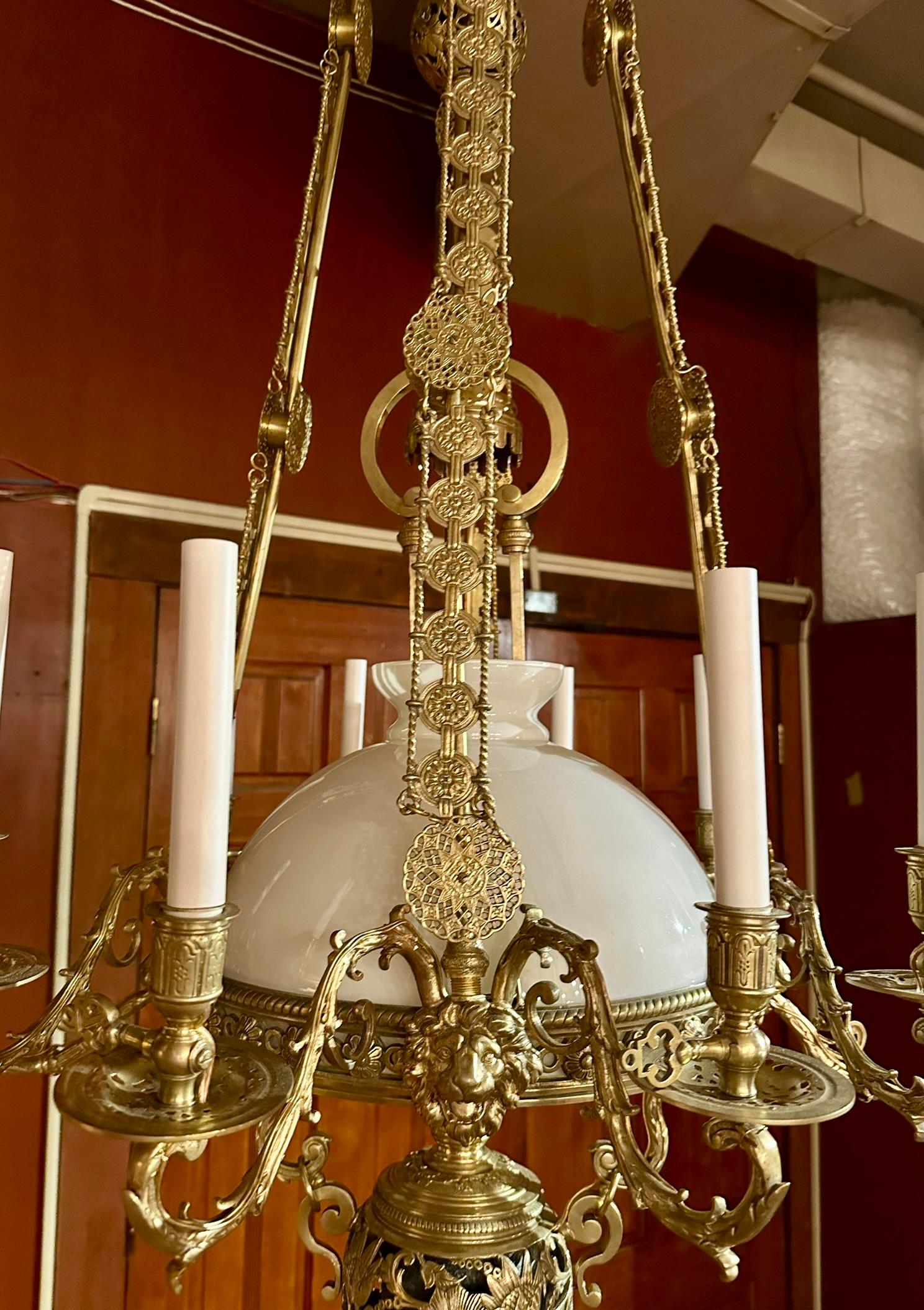 Antico lampadario a sospensione francese in bronzo dorato e vetro, CIRCA 1860. In condizioni buone in vendita a New Orleans, LA