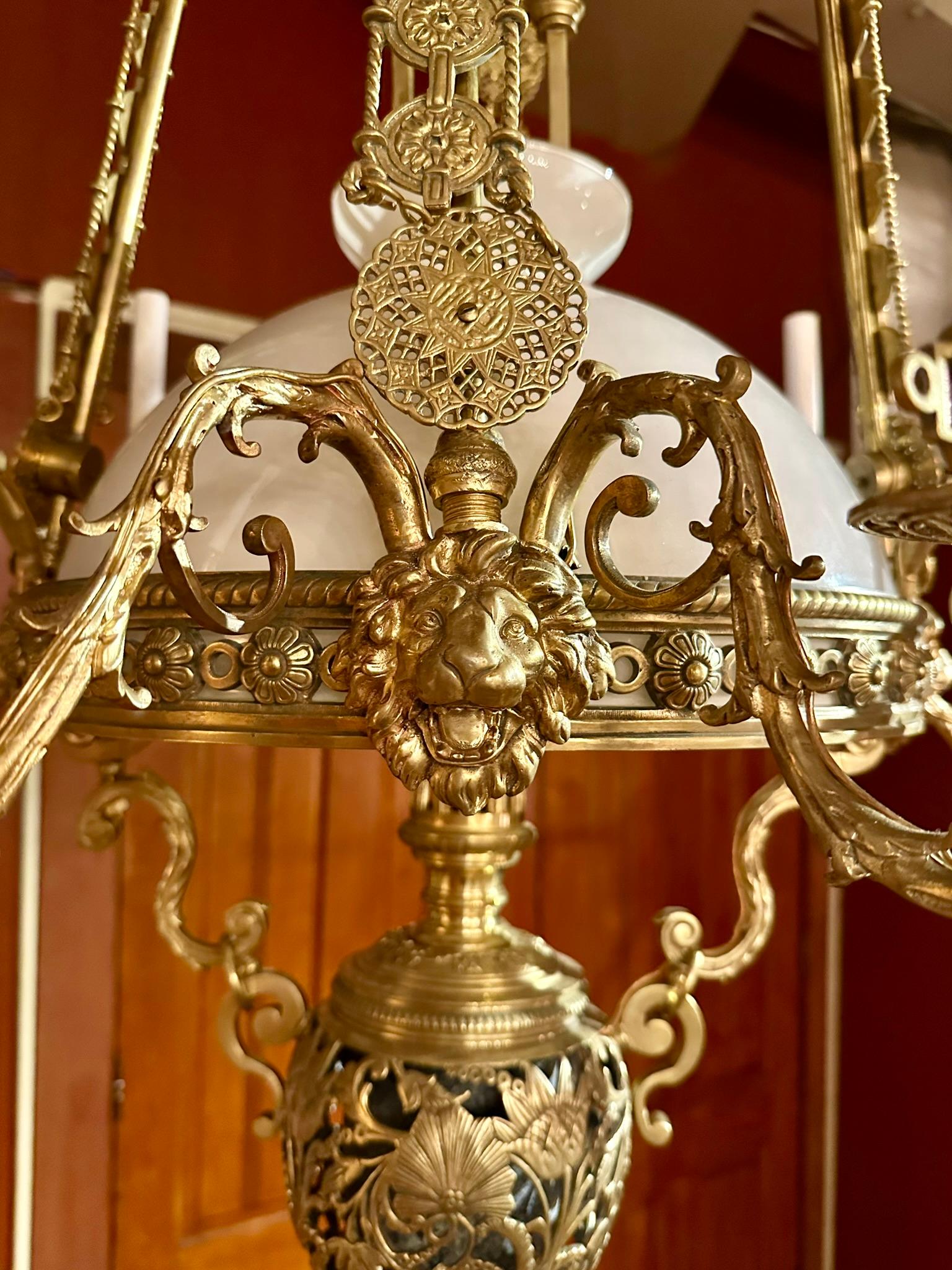 XIX secolo Antico lampadario a sospensione francese in bronzo dorato e vetro, CIRCA 1860. in vendita
