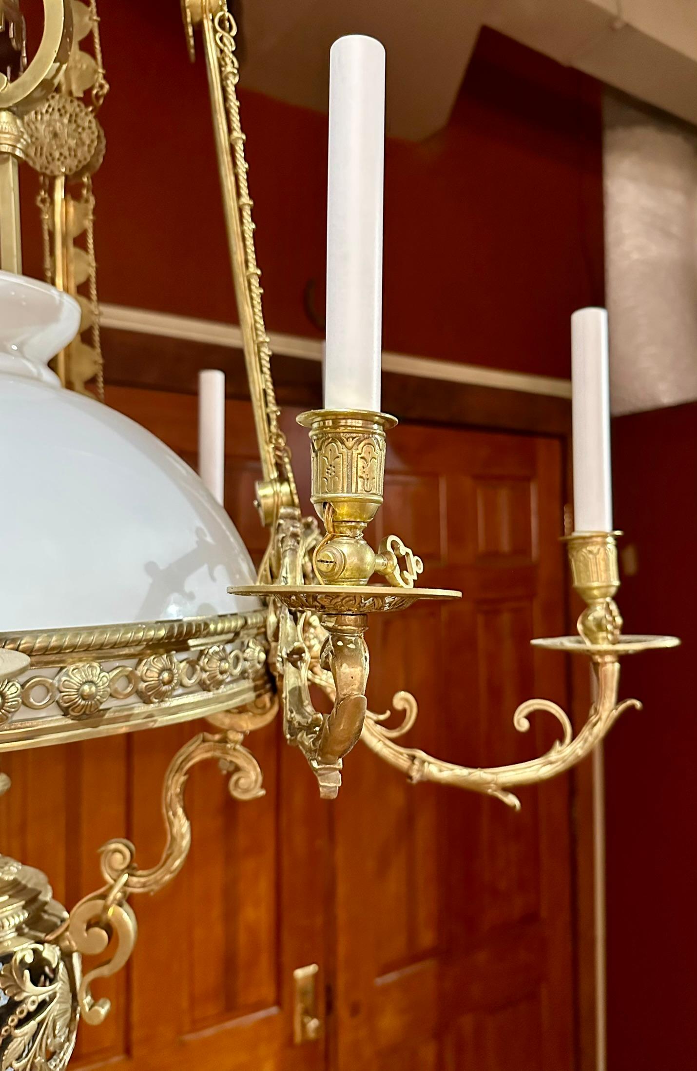 Bronzo Antico lampadario a sospensione francese in bronzo dorato e vetro, CIRCA 1860. in vendita