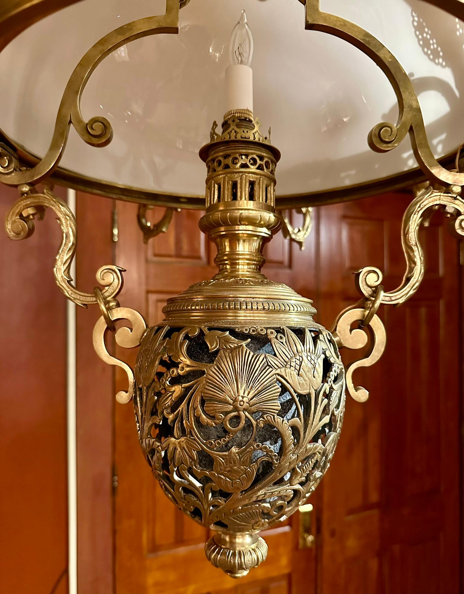 Antico lampadario a sospensione francese in bronzo dorato e vetro, CIRCA 1860. in vendita 1