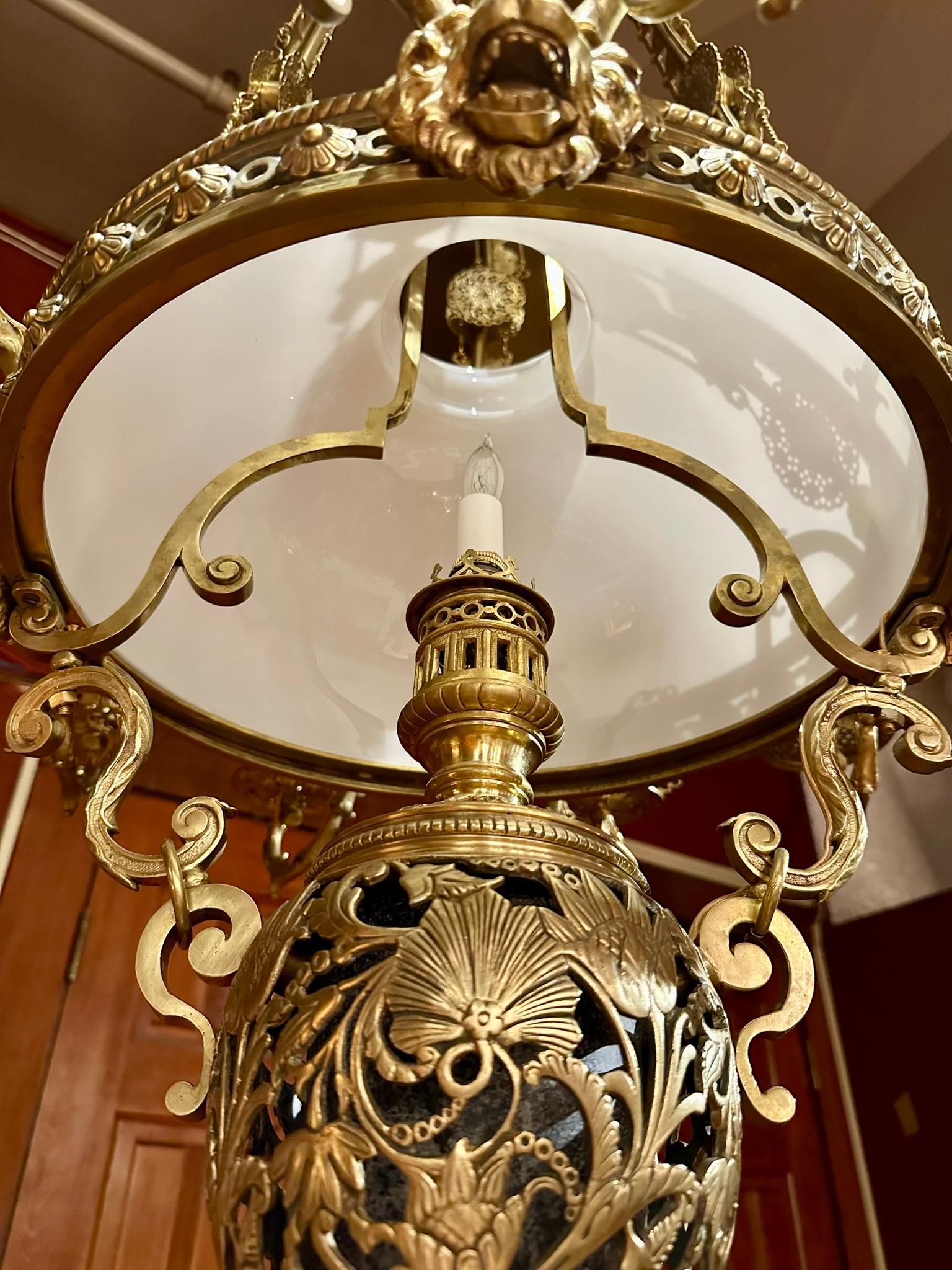 Antico lampadario a sospensione francese in bronzo dorato e vetro, CIRCA 1860. in vendita 3
