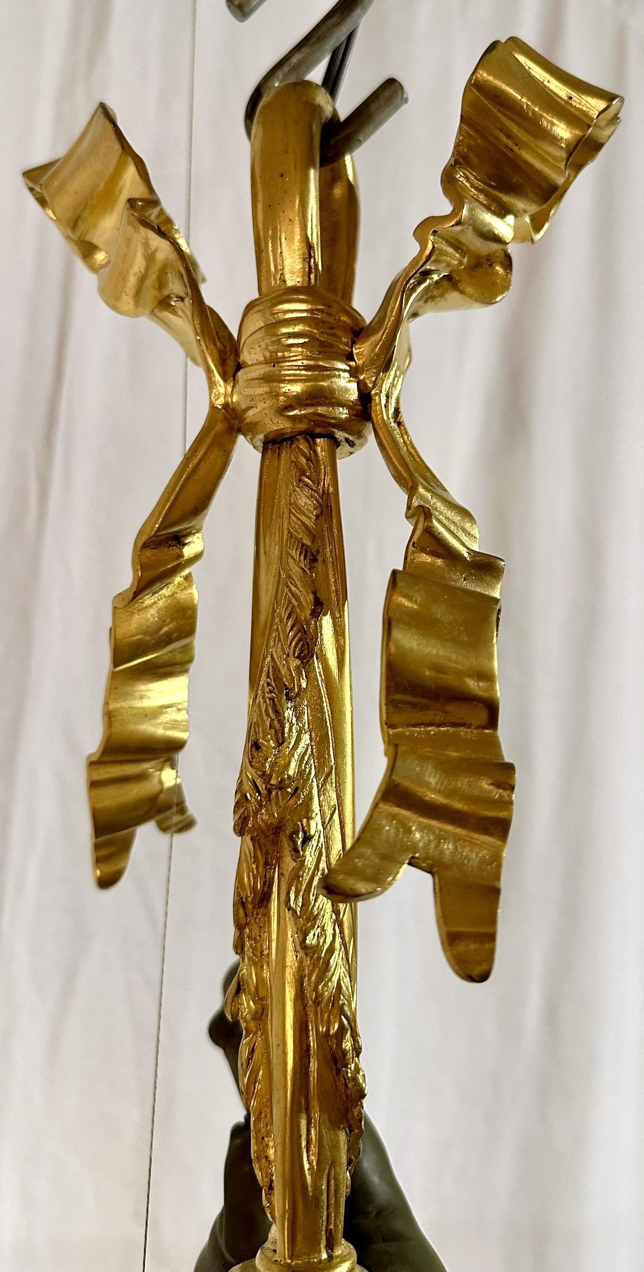 Francese Antico lampadario francese in bronzo dorato e bronzo patinato 