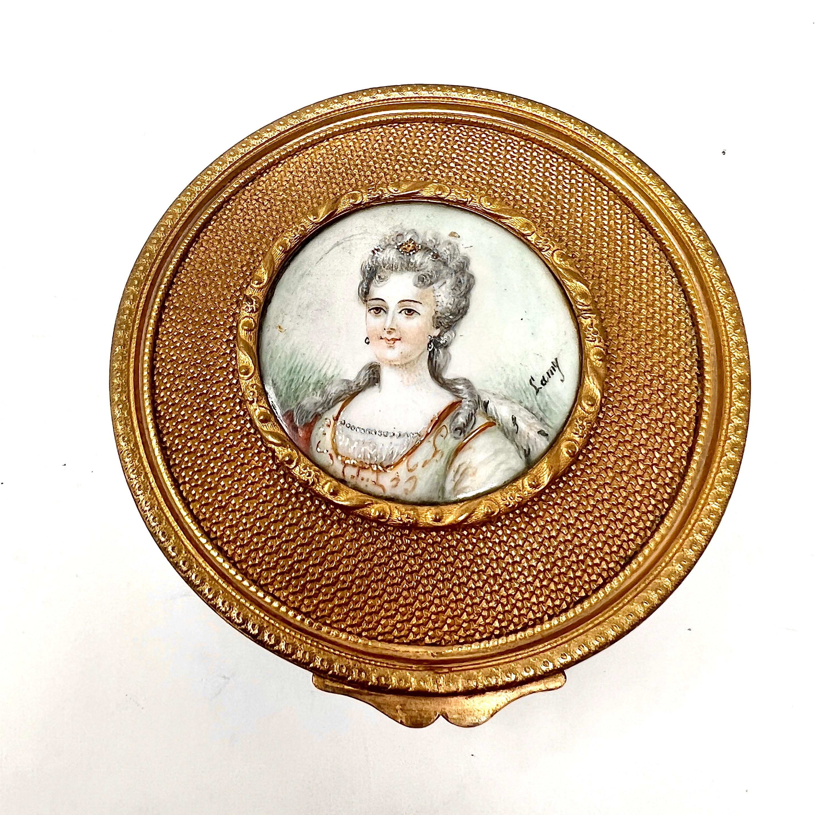 Antikes französisches Jewell oder Schmuckkästchen aus Goldbronze mit handbemalter Porzellanminiatur, CIRCA 1880-1890.
