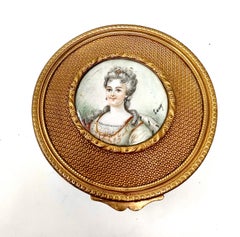 Boîte ancienne en bronze doré avec miniature en porcelaine peinte à la main, CIRCA 1880