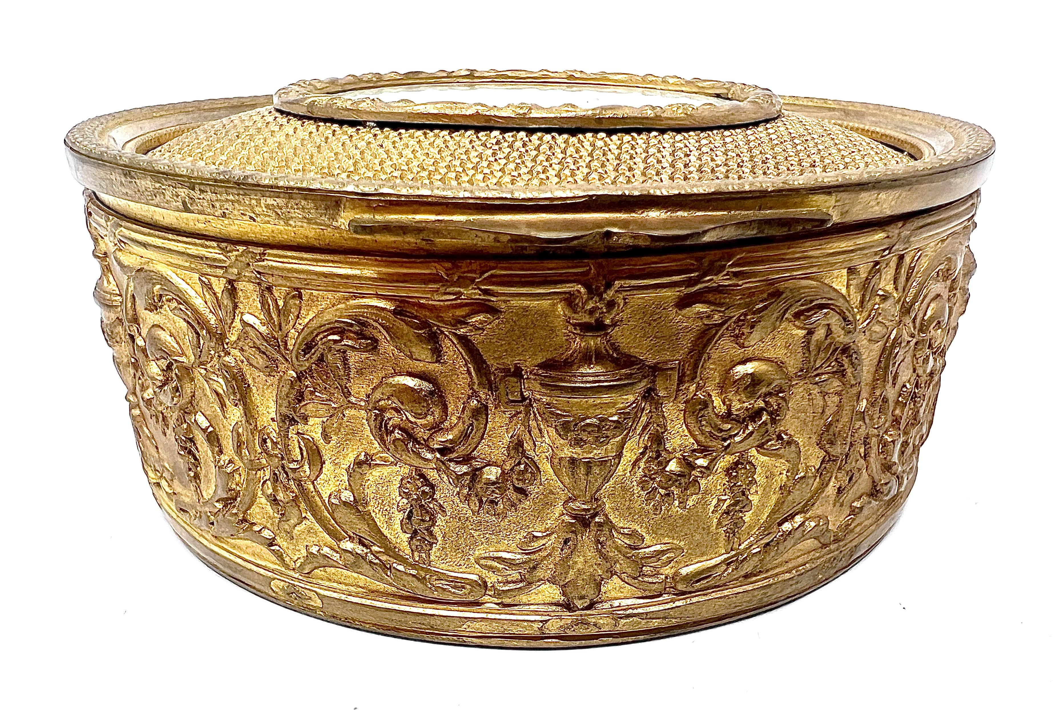Français Boîte ancienne en bronze doré avec miniature en porcelaine peinte à la main, CIRCA 1880 en vente