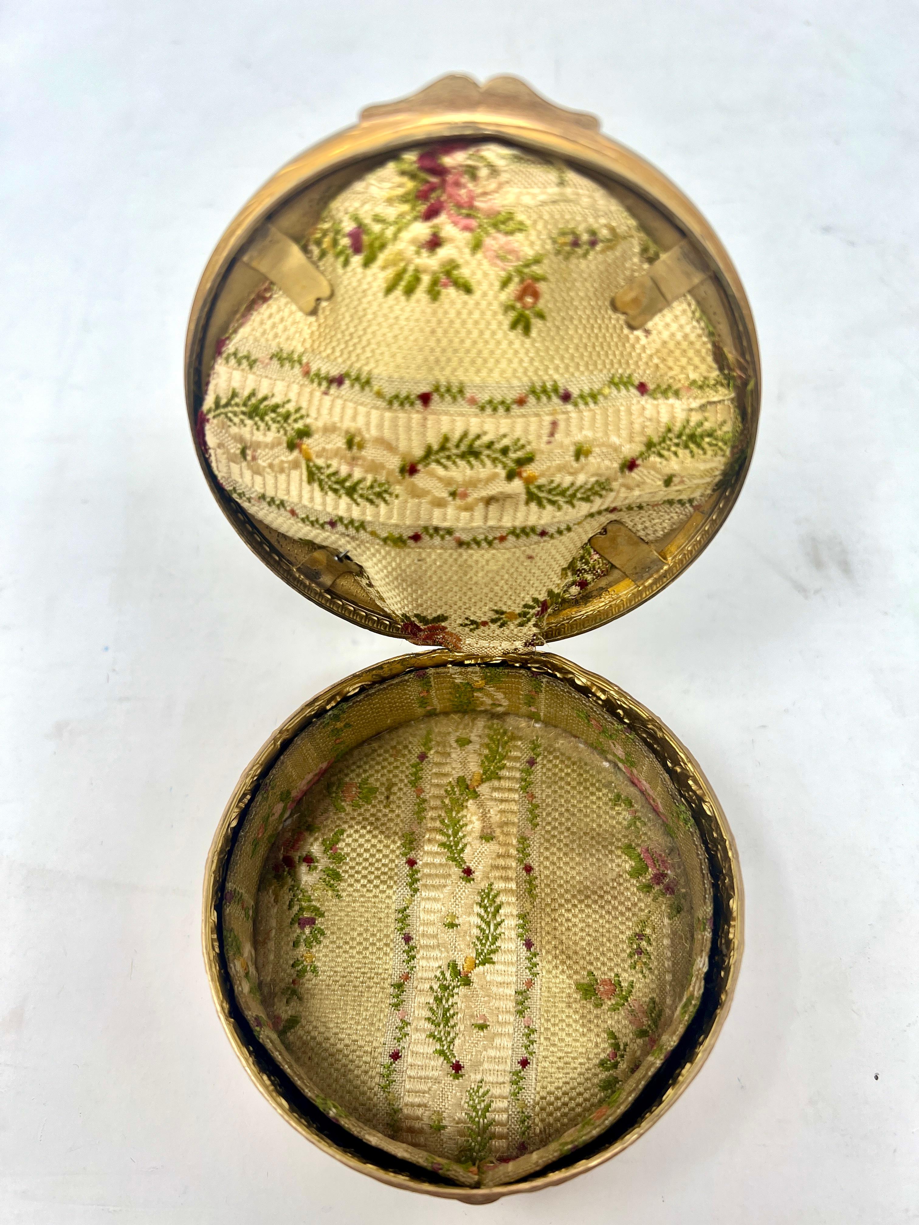 Antike französische Goldbronze-Dose mit handbemalter Porzellan-Miniatur, CIRCA 1880 im Zustand „Gut“ im Angebot in New Orleans, LA