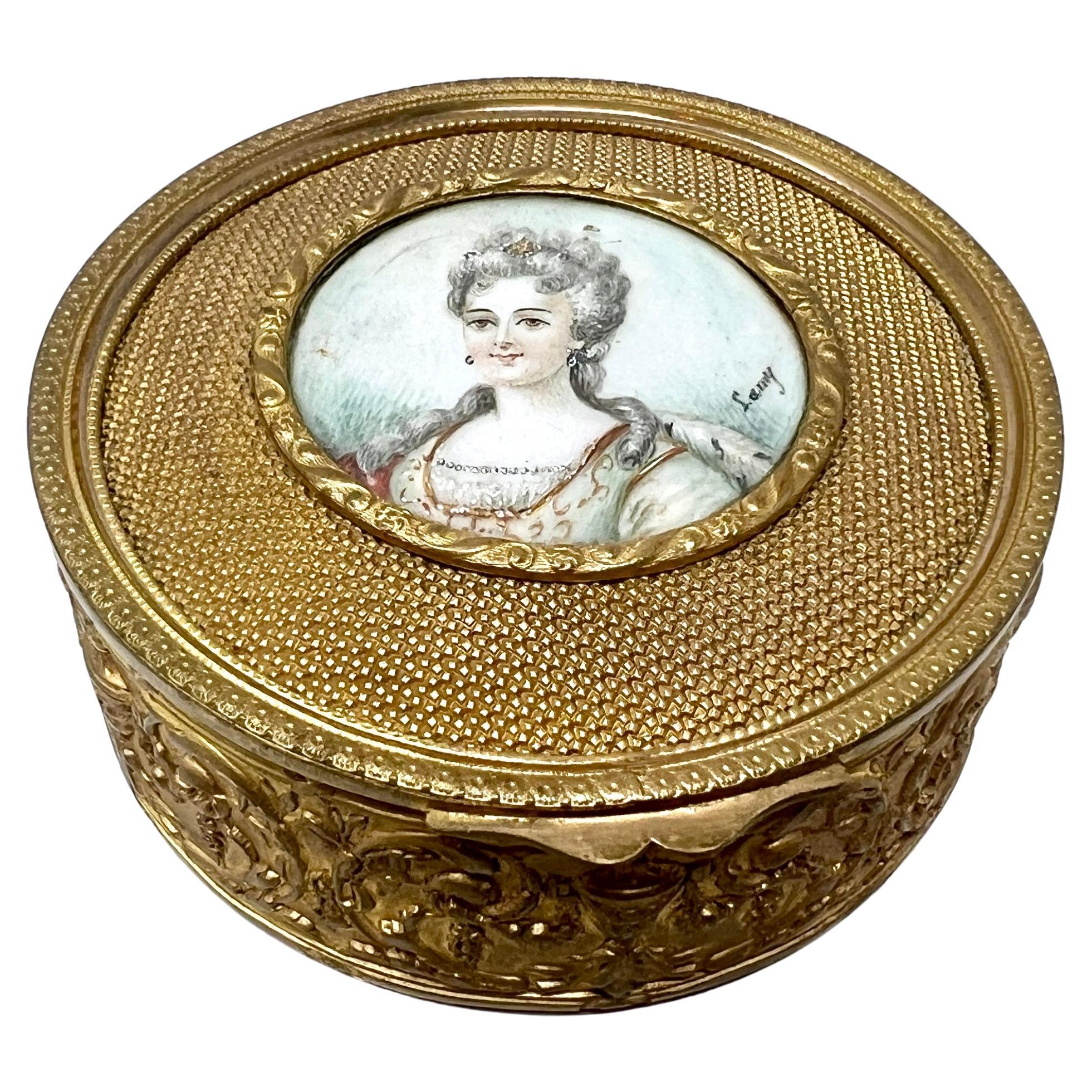 Boîte ancienne en bronze doré avec miniature en porcelaine peinte à la main, CIRCA 1880 en vente