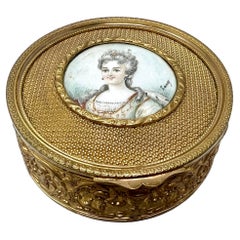 Boîte ancienne en bronze doré avec miniature en porcelaine peinte à la main, CIRCA 1880