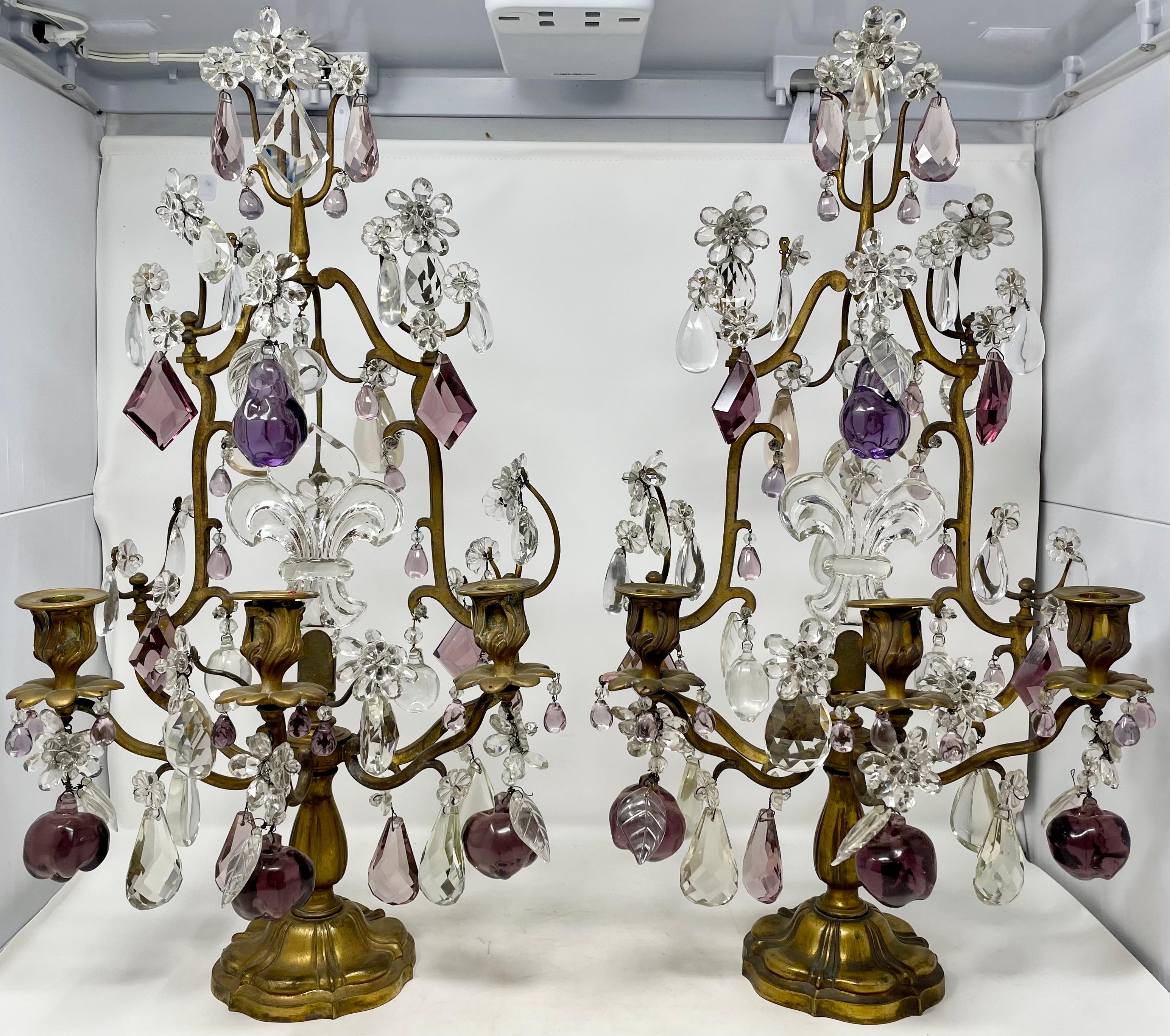 Girandoles anciennes en bronze doré et cristal taillé avec fleur de lys, Circa 1900.