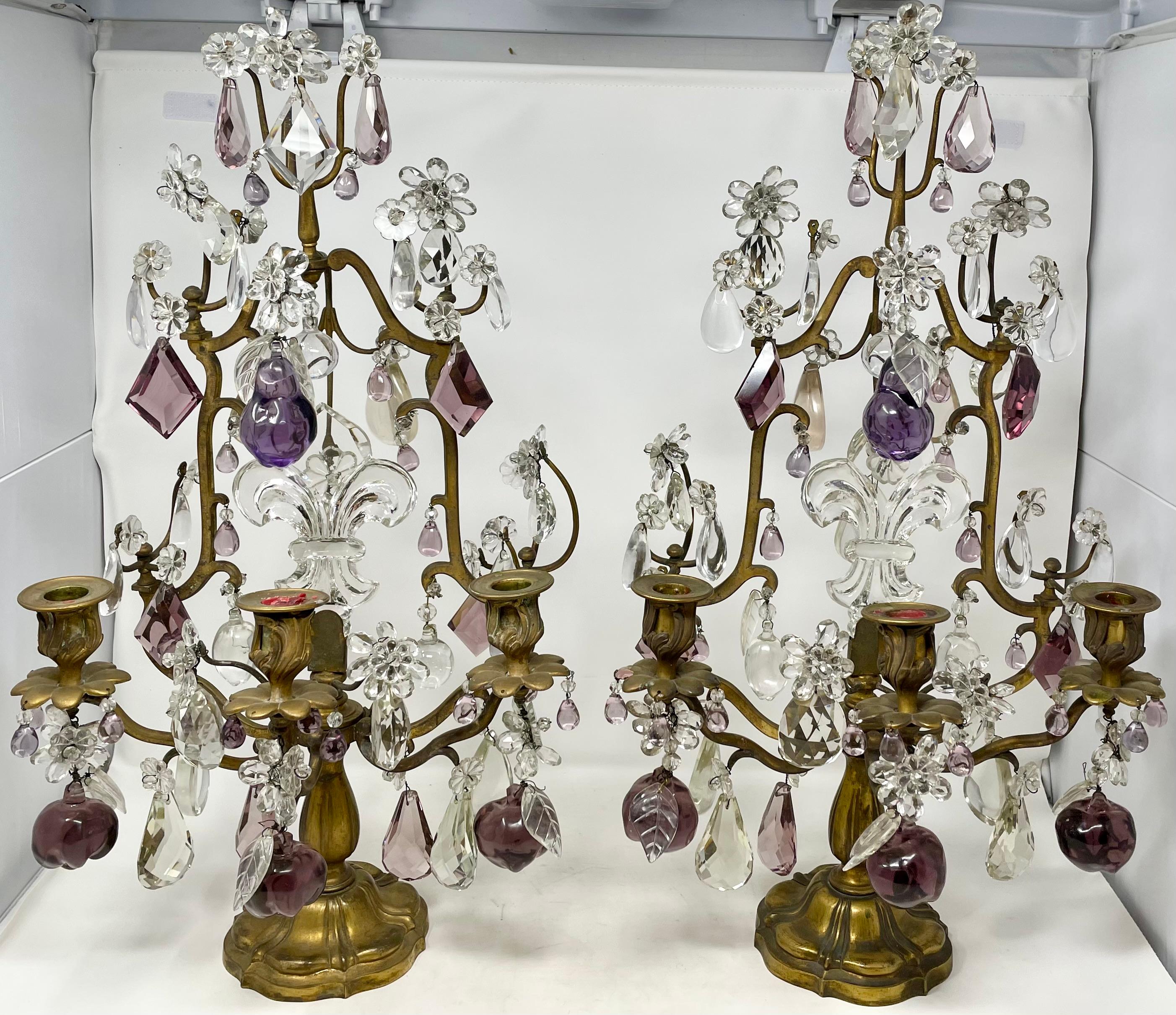 Français Girandoles anciennes en bronze doré et cristal taillé avec fleur de lys Circa 1900 en vente
