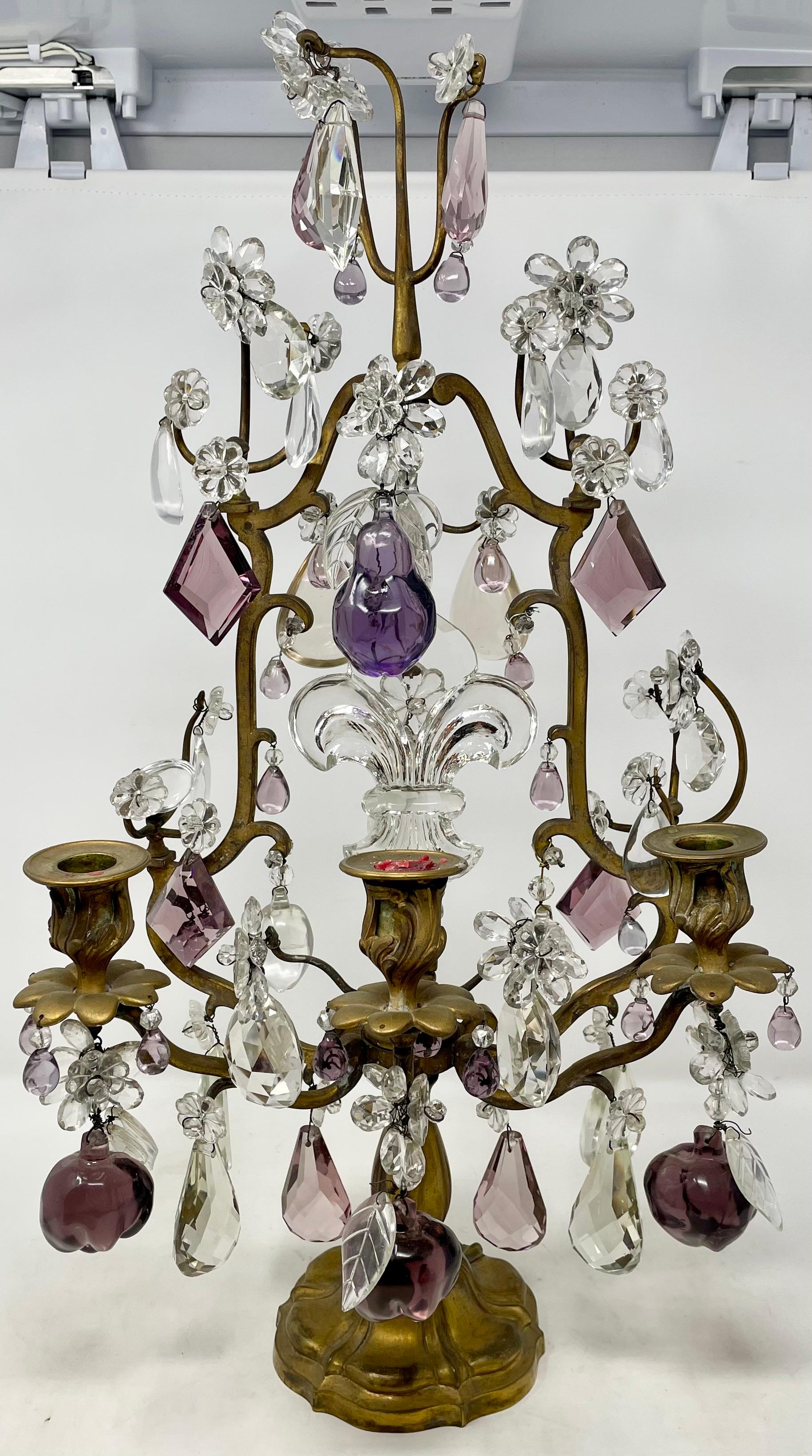 Girandoles anciennes en bronze doré et cristal taillé avec fleur de lys Circa 1900 Bon état - En vente à New Orleans, LA