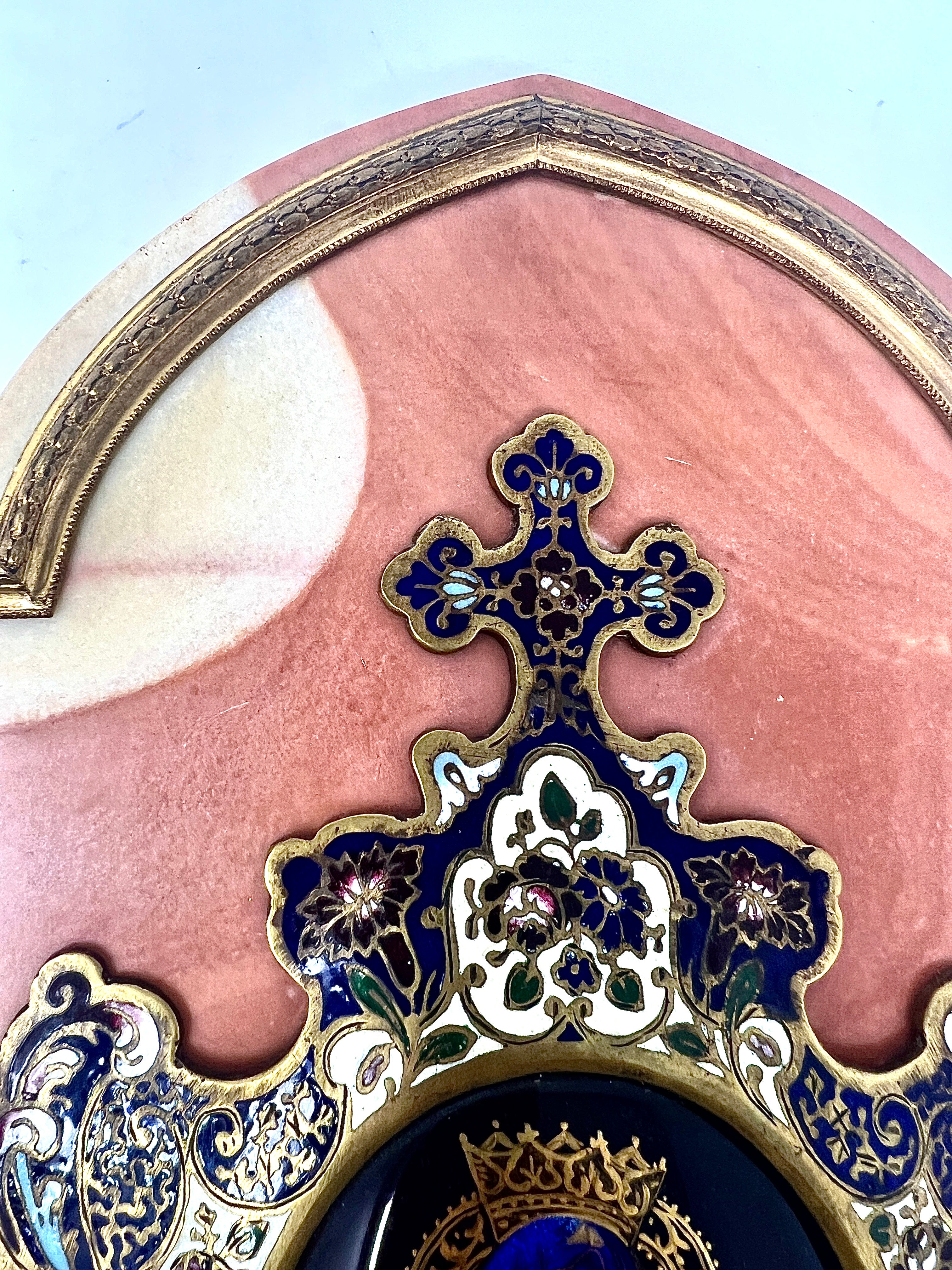 Antike französische Goldbronze-, Emaille- und roter Marmorkanne „Benetier“ Heiliges Wasserbecken aus Gold. (Französisch) im Angebot