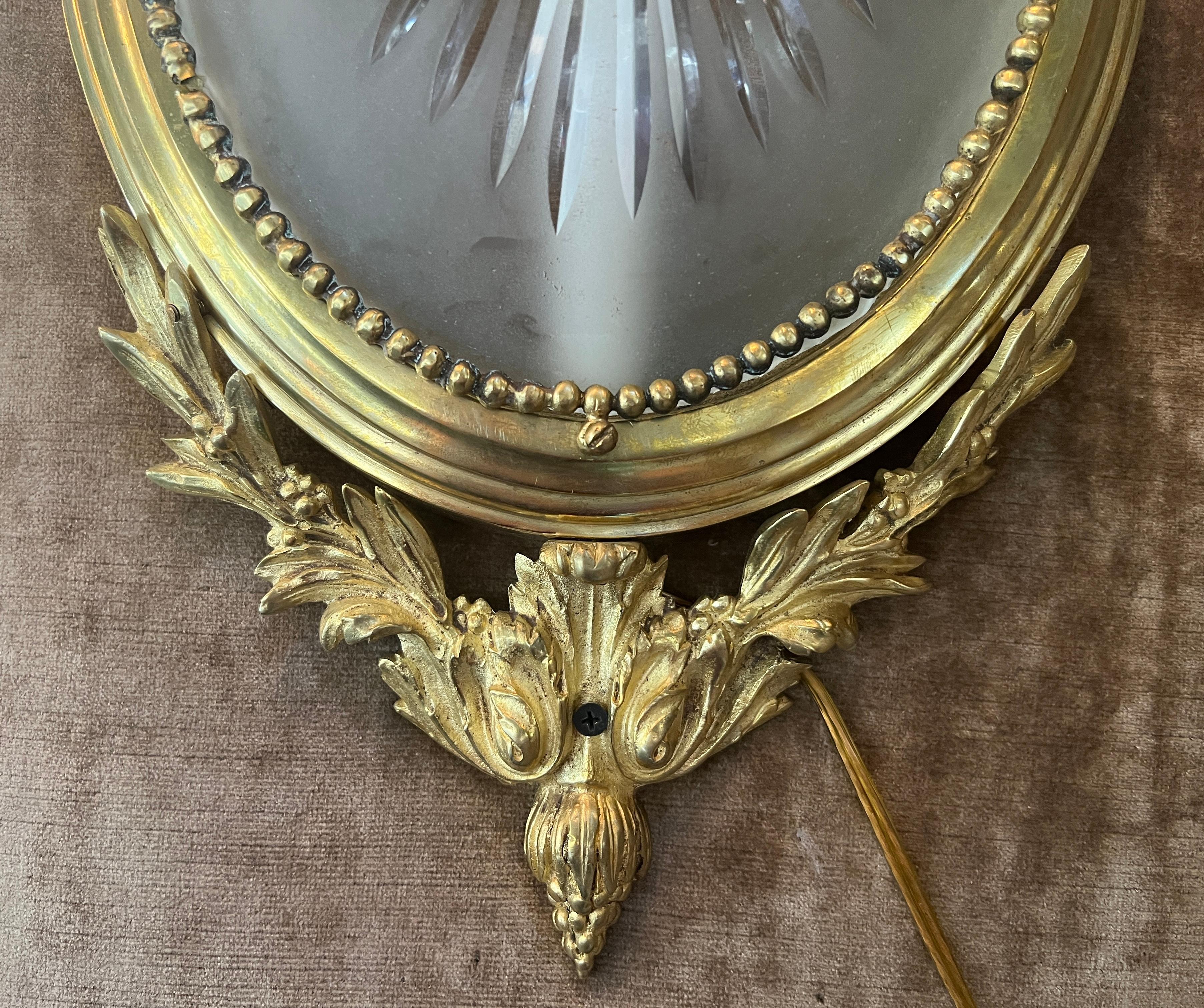 Antiker französischer Wandleuchter aus Goldbronze und geätztem Kristall, um 1900. im Zustand „Gut“ im Angebot in New Orleans, LA