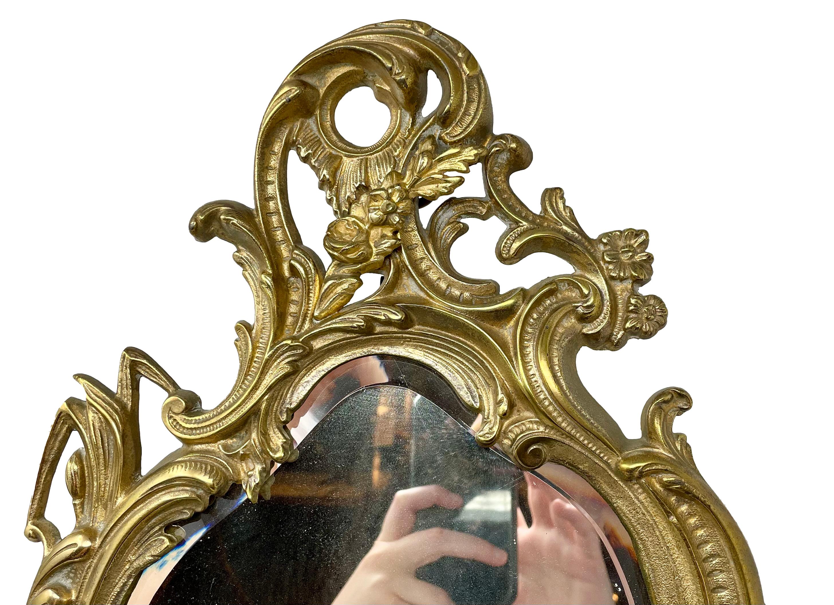 Antiker französischer gerahmter Tischspiegel mit Goldbronze-Rahmen und geschwungener Kuppelverzierung, um 1880. im Zustand „Gut“ im Angebot in New Orleans, LA