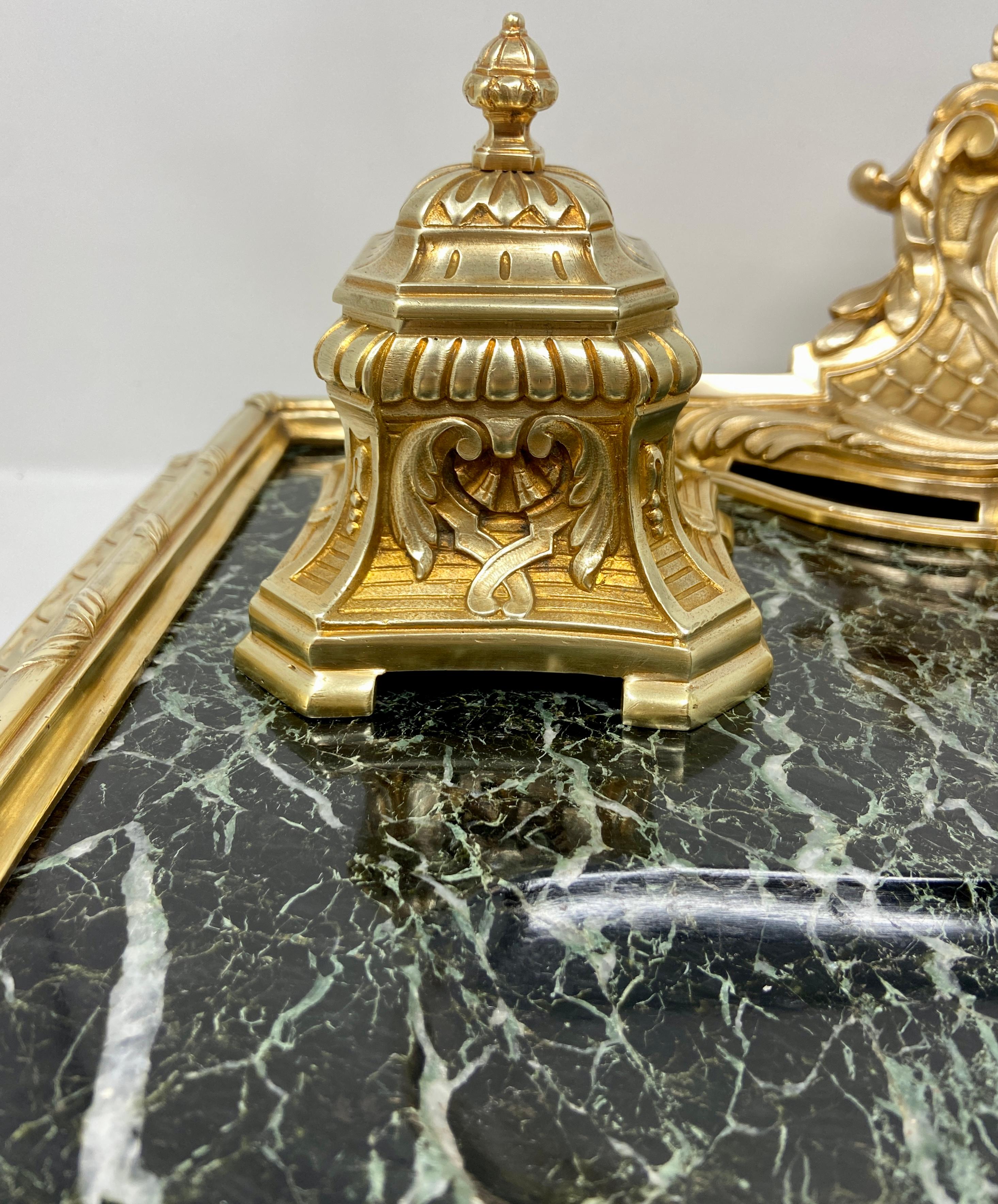 Français Encrier français ancien en or, bronze et marbre vert signé « A. Marionnet, vers 1890 en vente