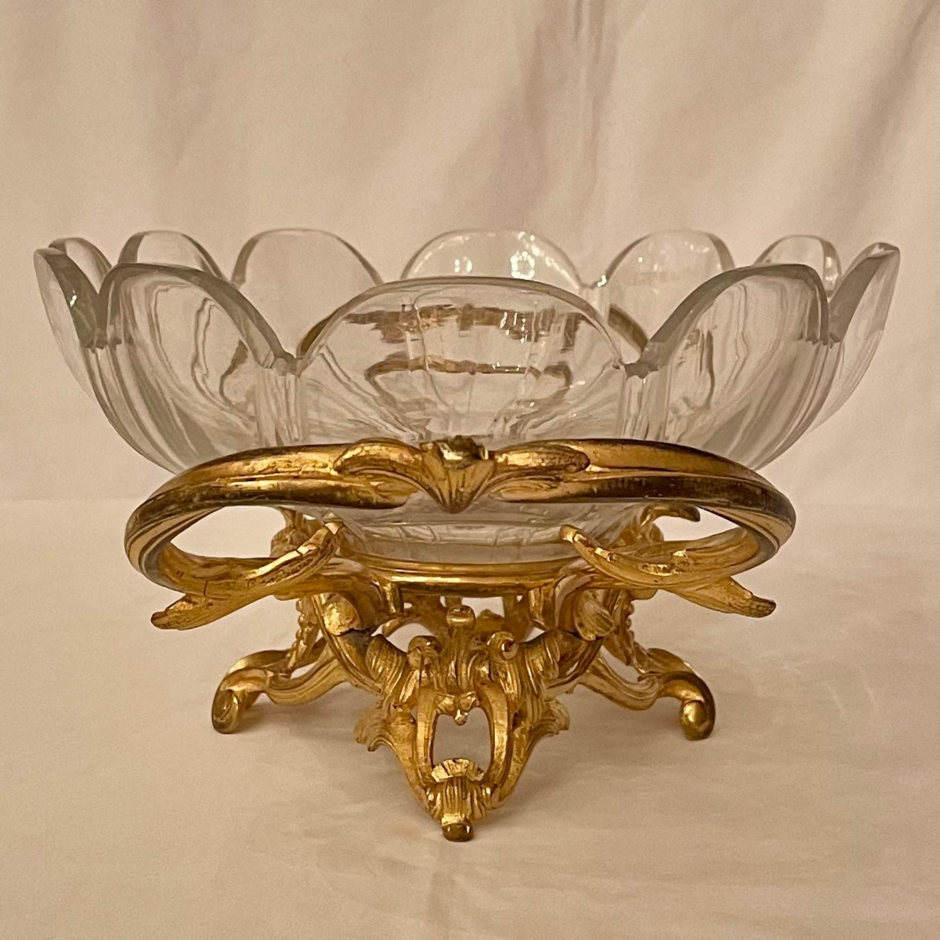 Bronze Centre de table français ancien « Coupe » en bronze doré et cristal lourd, vers 1860-1880. en vente