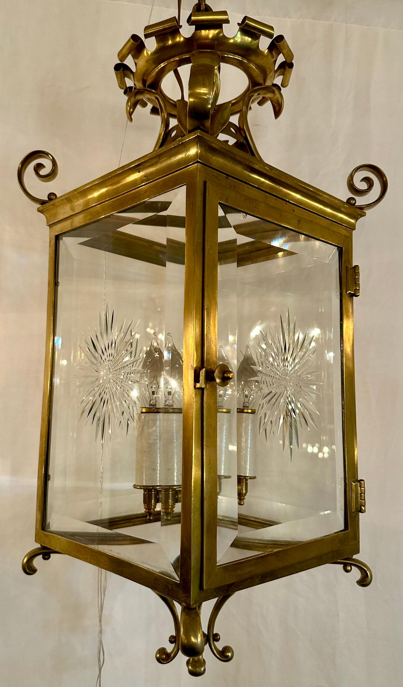 Lanterne ancienne en bronze doré français avec roue sculptée et verre biseauté, Circa 1890.