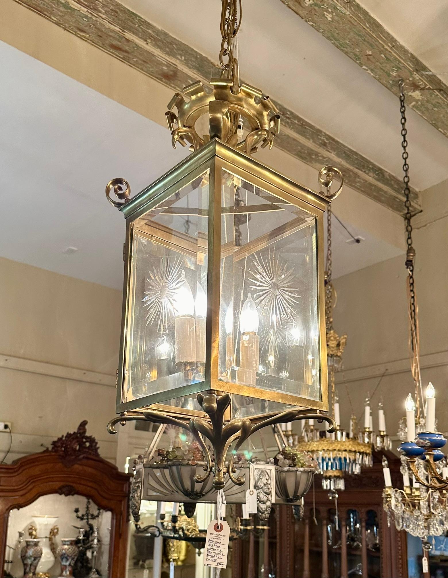 Ancienne lanterne française en bronze doré avec roue sculptée et biseautée, vers 1890 Bon état - En vente à New Orleans, LA