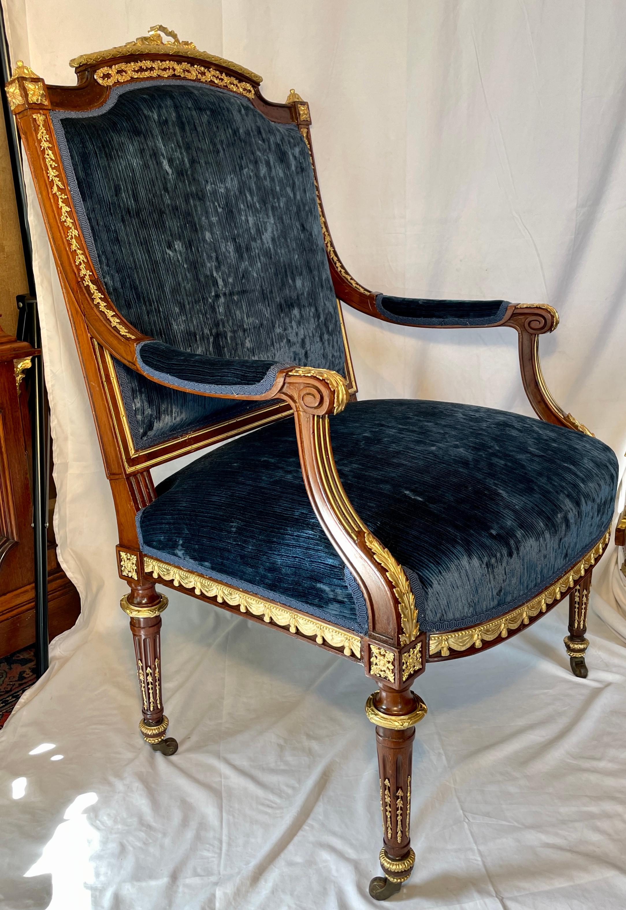 Antiker französischer Sessel aus Goldbronze und Mahagoni mit zarter Verzierung, um 1875. (Französisch) im Angebot