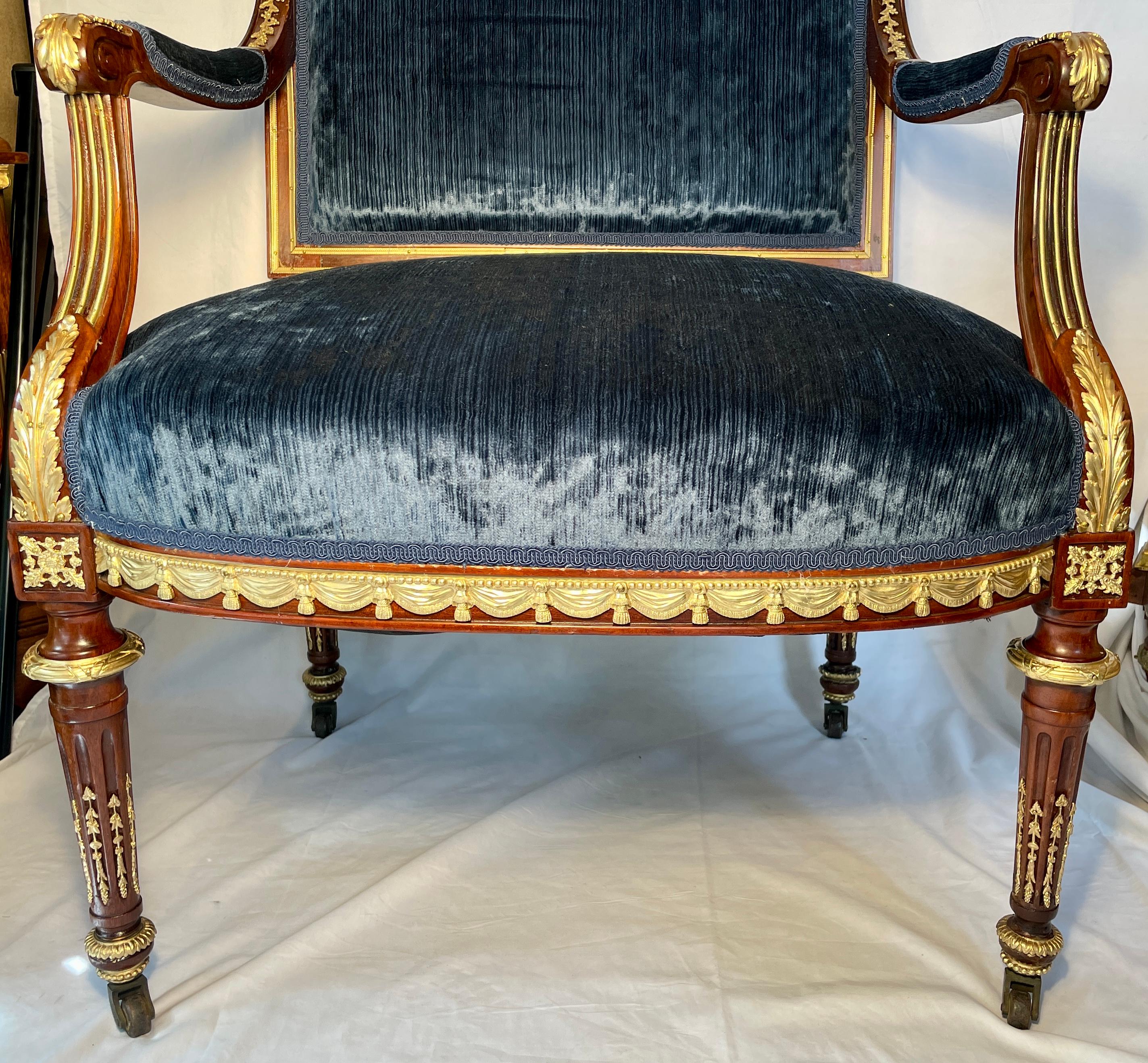 Antiker französischer Sessel aus Goldbronze und Mahagoni mit zarter Verzierung, um 1875. im Angebot 1