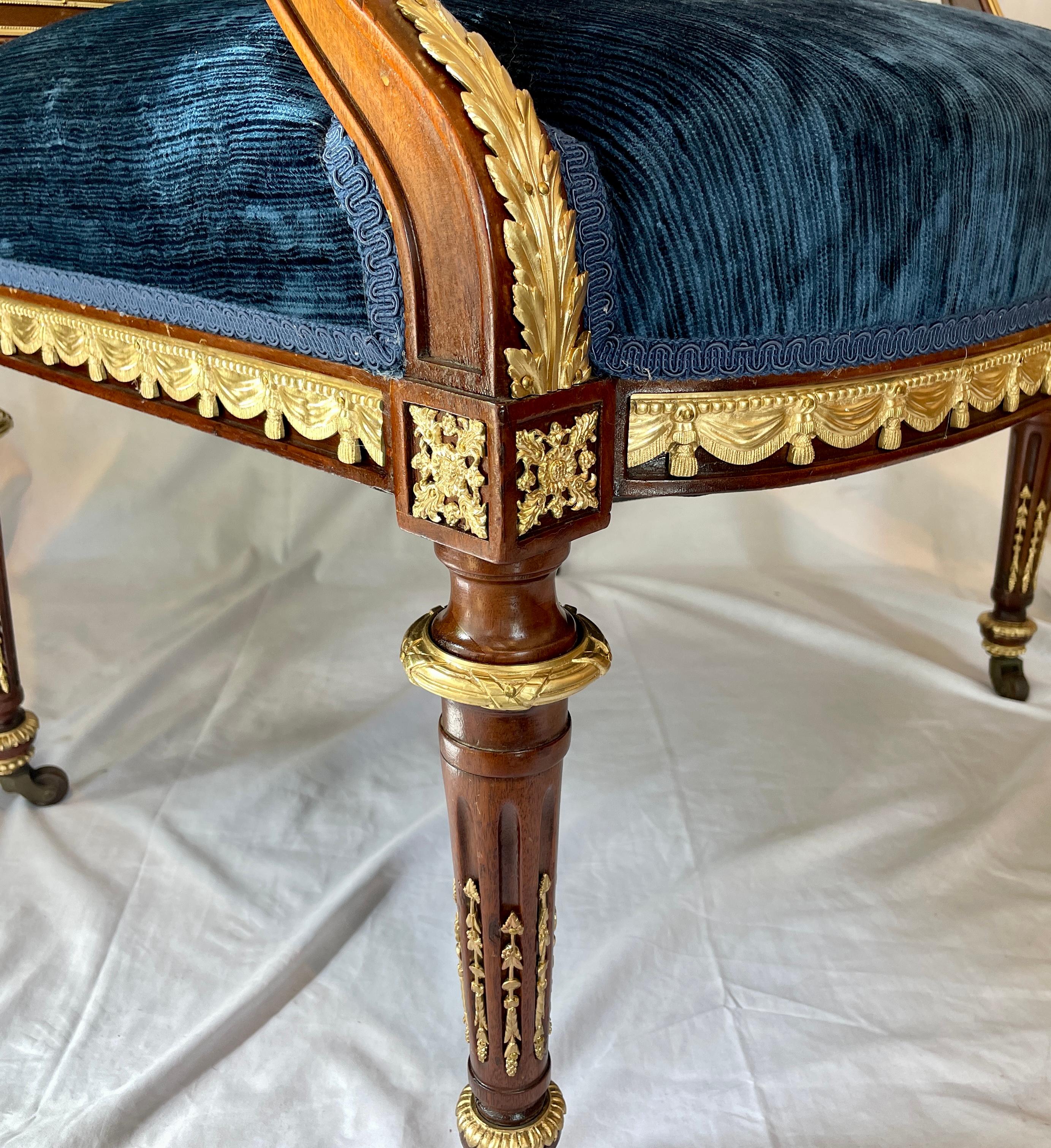 Antiker französischer Sessel aus Goldbronze und Mahagoni mit zarter Verzierung, um 1875. im Angebot 2