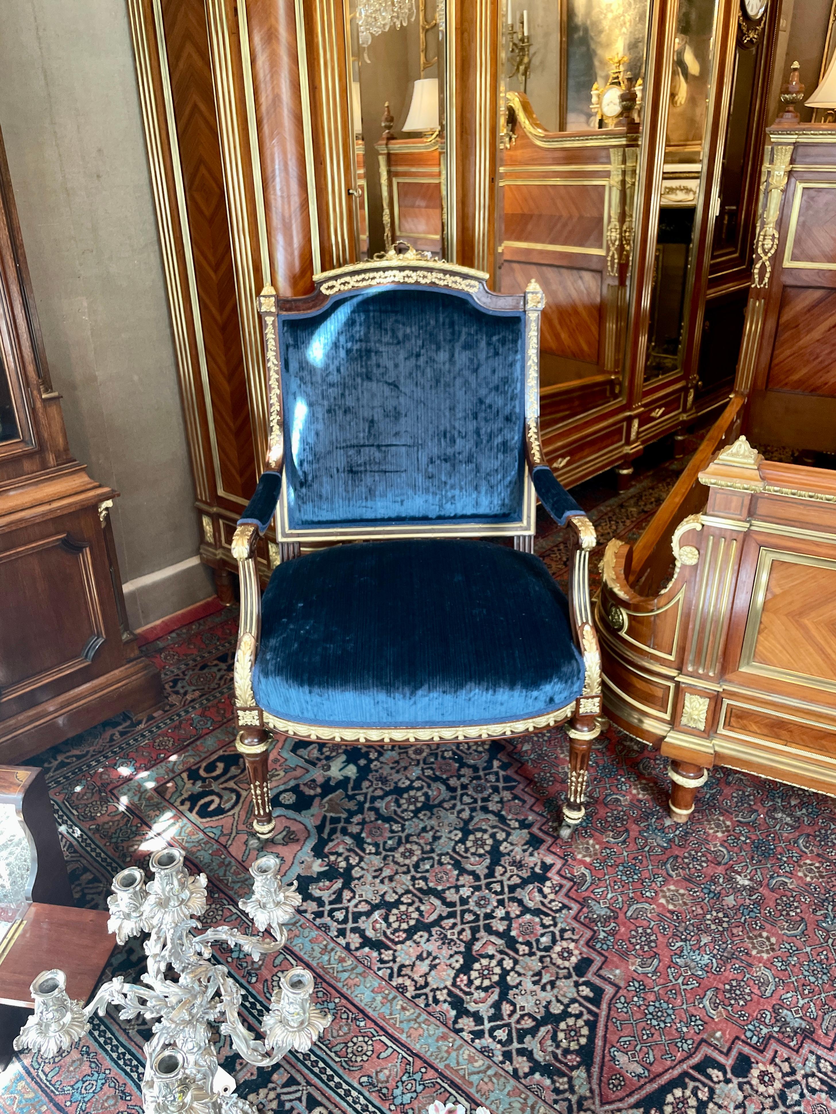 Antiker französischer Sessel aus Goldbronze und Mahagoni mit zarter Verzierung, um 1875. im Angebot 4
