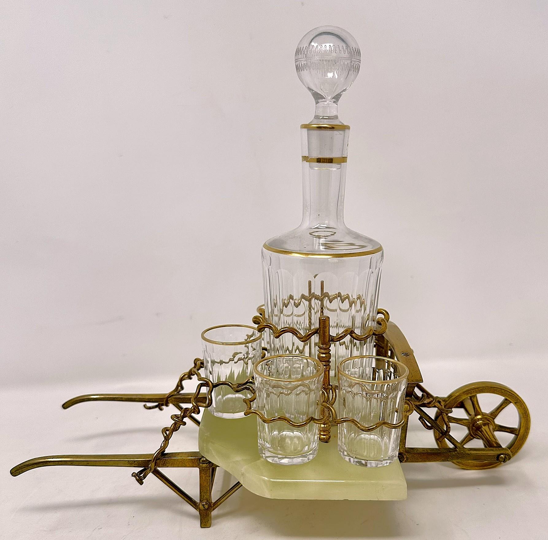 Antike Französisch Goldbronze, Onyx Marmor und geschliffenem Kristall Schubkarre Likör Set, CIRCA 1880's.