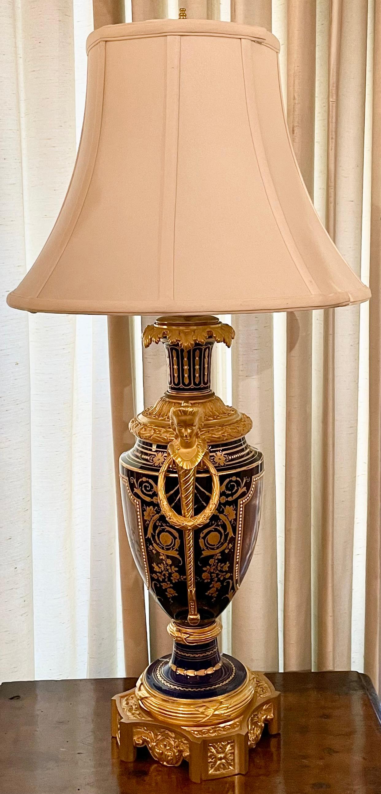Antique French Lámpara de Porcelana de Sevres Azul Cobalto Montada en Bronce Dorado, Circa 1890 en venta 6