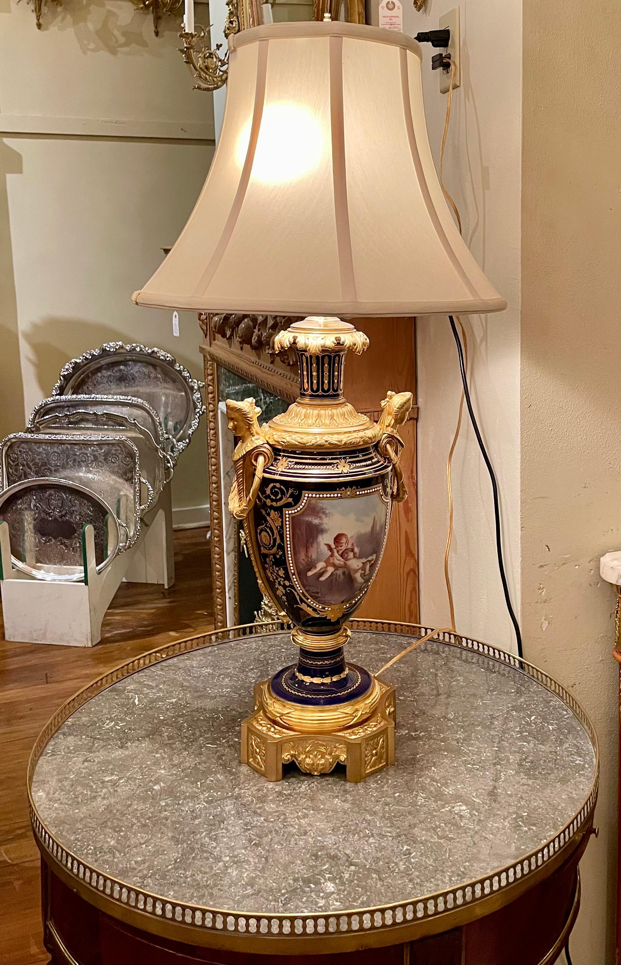 Antique French Lámpara de Porcelana de Sevres Azul Cobalto Montada en Bronce Dorado, Circa 1890 en venta 8