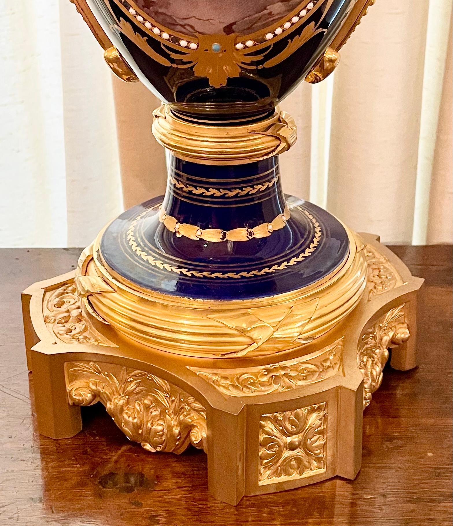 Antigua lámpara francesa de bronce dorado montada en porcelana de Sevres azul cobalto, hacia 1890.

