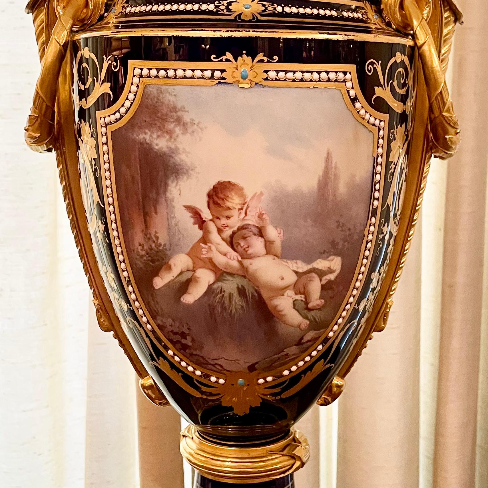 Antique French Lámpara de Porcelana de Sevres Azul Cobalto Montada en Bronce Dorado, Circa 1890 Francés en venta