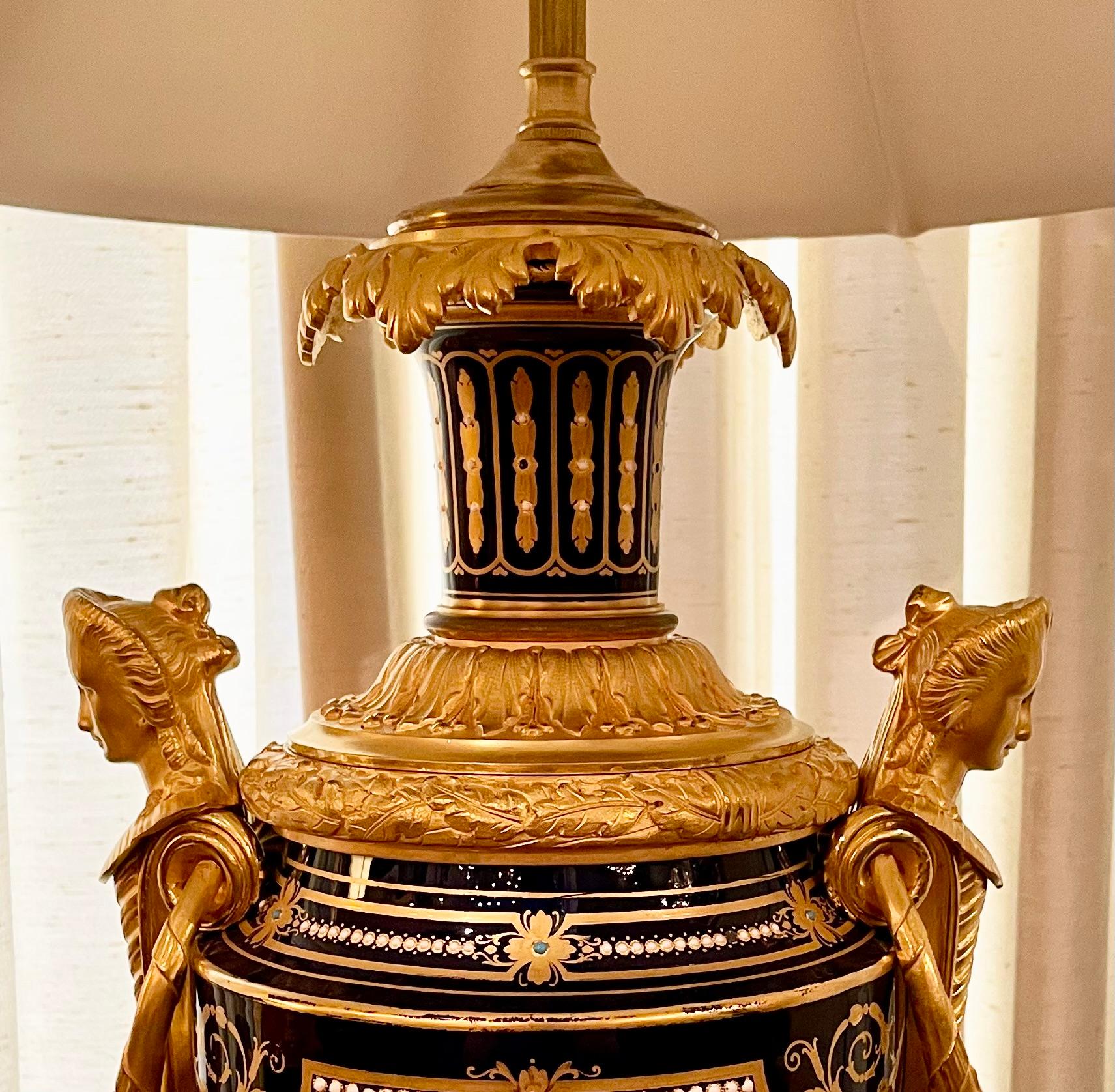 Antique French Lámpara de Porcelana de Sevres Azul Cobalto Montada en Bronce Dorado, Circa 1890 en Bueno estado para la venta en New Orleans, LA