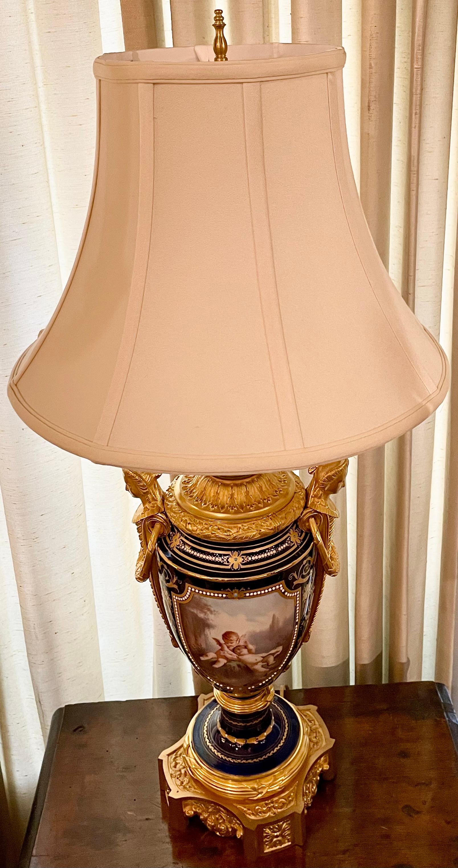 Antique French Lámpara de Porcelana de Sevres Azul Cobalto Montada en Bronce Dorado, Circa 1890 en venta 1