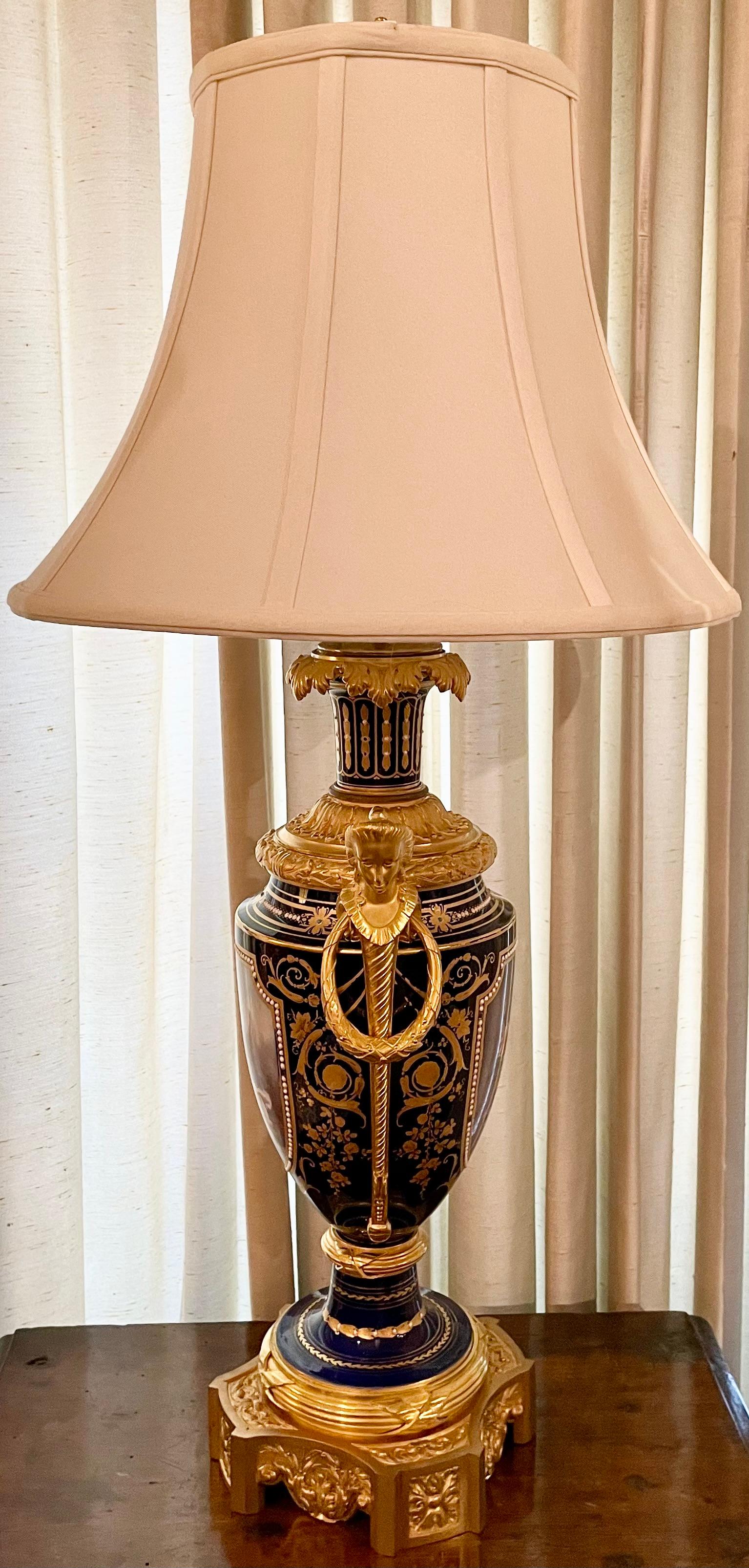 Antique French Lámpara de Porcelana de Sevres Azul Cobalto Montada en Bronce Dorado, Circa 1890 en venta 3